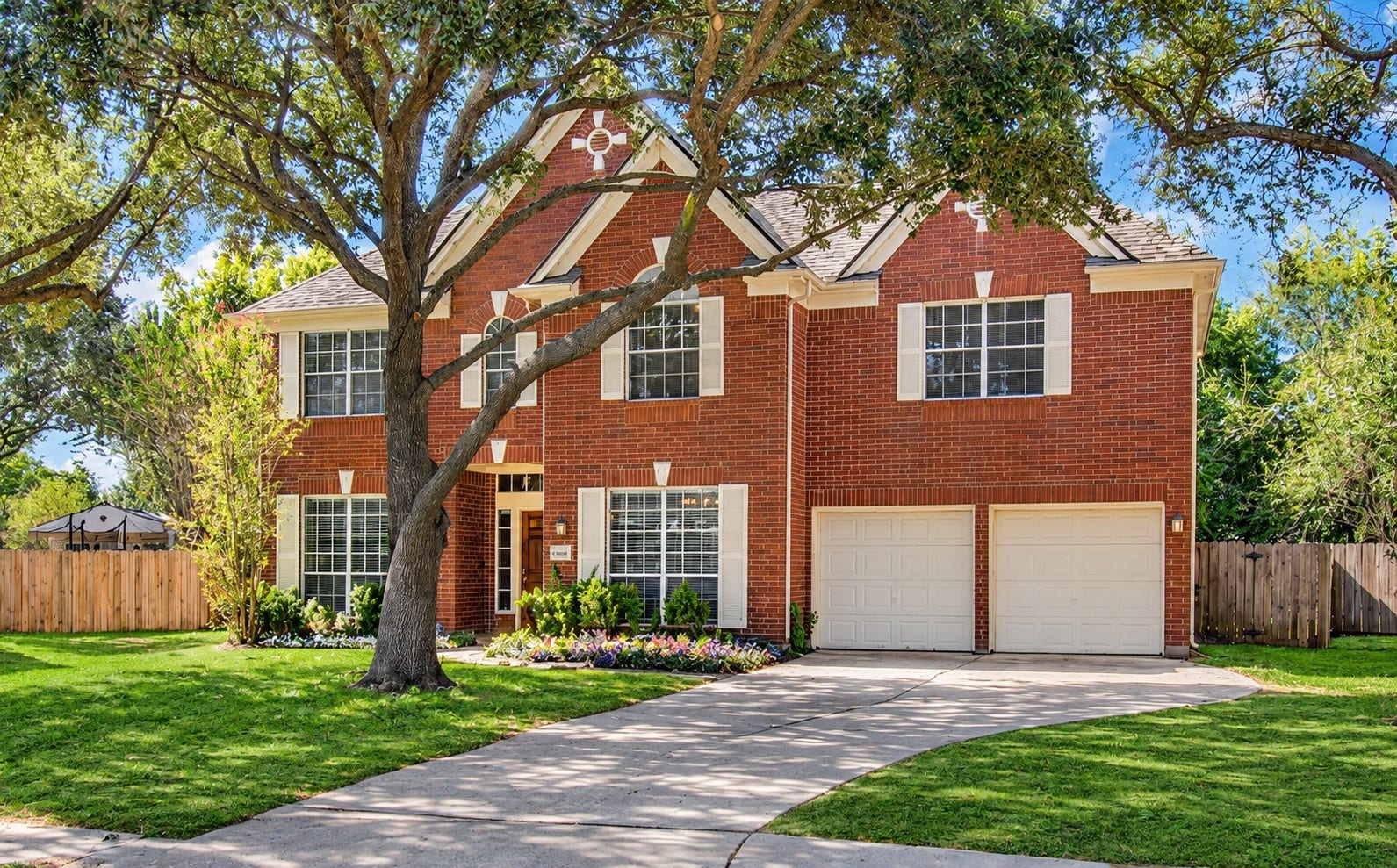 10003 Briarpark Trail Lane, Houston, TX 77064 WELCOME HOME! Beautiful brick exterior, mature shade trees, established landscaping and a two-car garage create an inviting first impression.