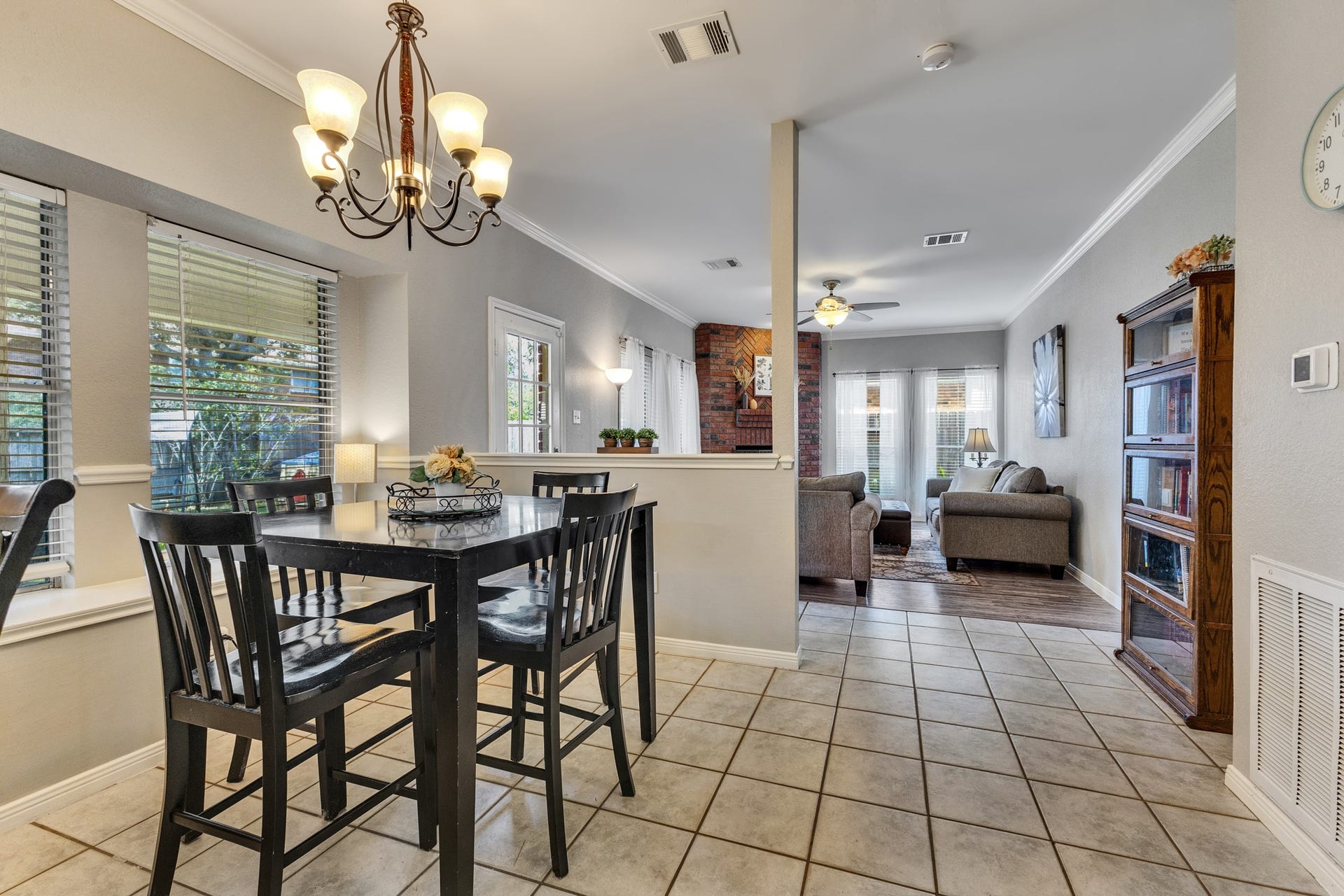 2922 Calendar Lake Drive, Missouri City, TX 77459 The breakfast room overlooking the family room