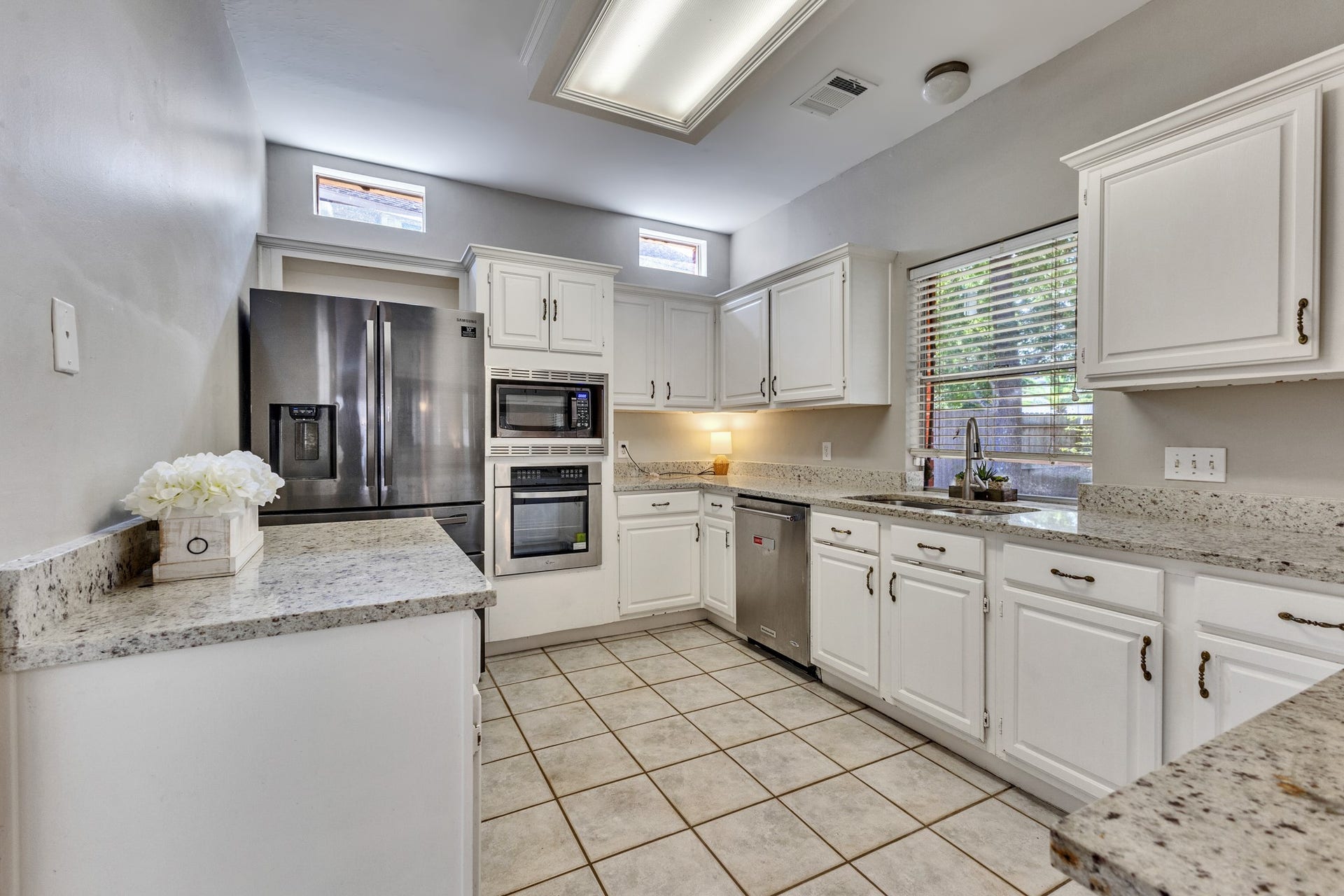 2922 Calendar Lake Drive, Missouri City, TX 77459 Kitchen with granite counters, window over looking the backyard.