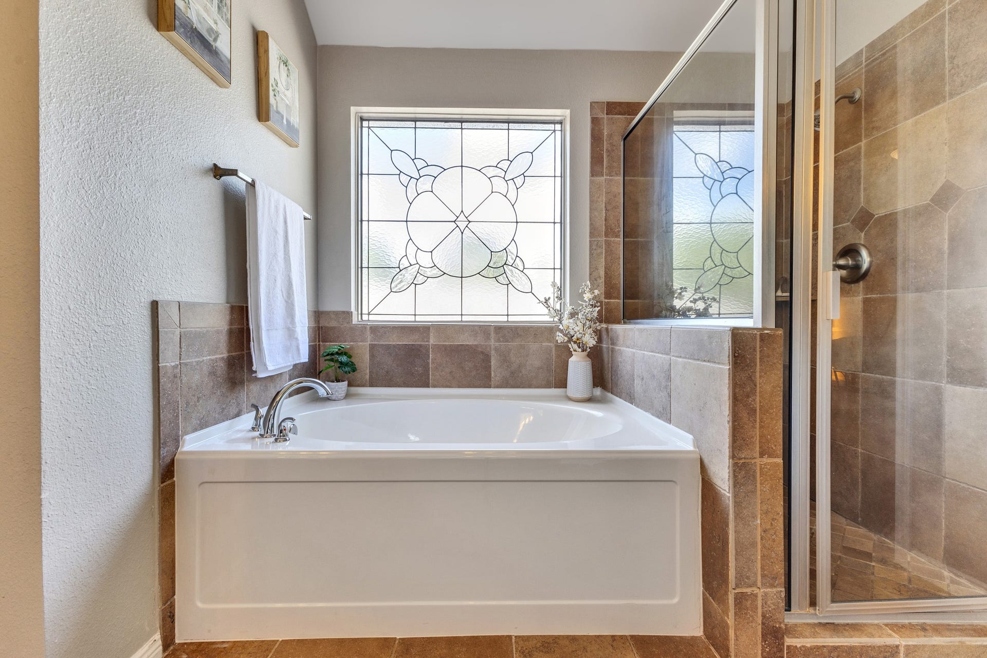 2922 Calendar Lake Drive, Missouri City, TX 77459 Brand new large soaking tub just installed in the primary bathroom
