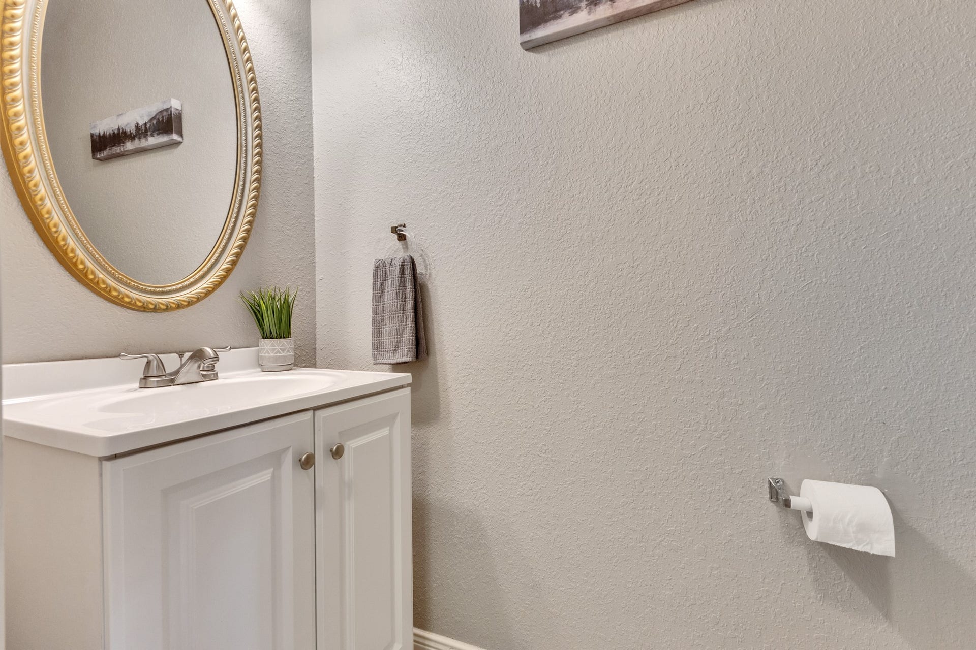 2922 Calendar Lake Drive, Missouri City, TX 77459 Half bath down with new sink and vanity