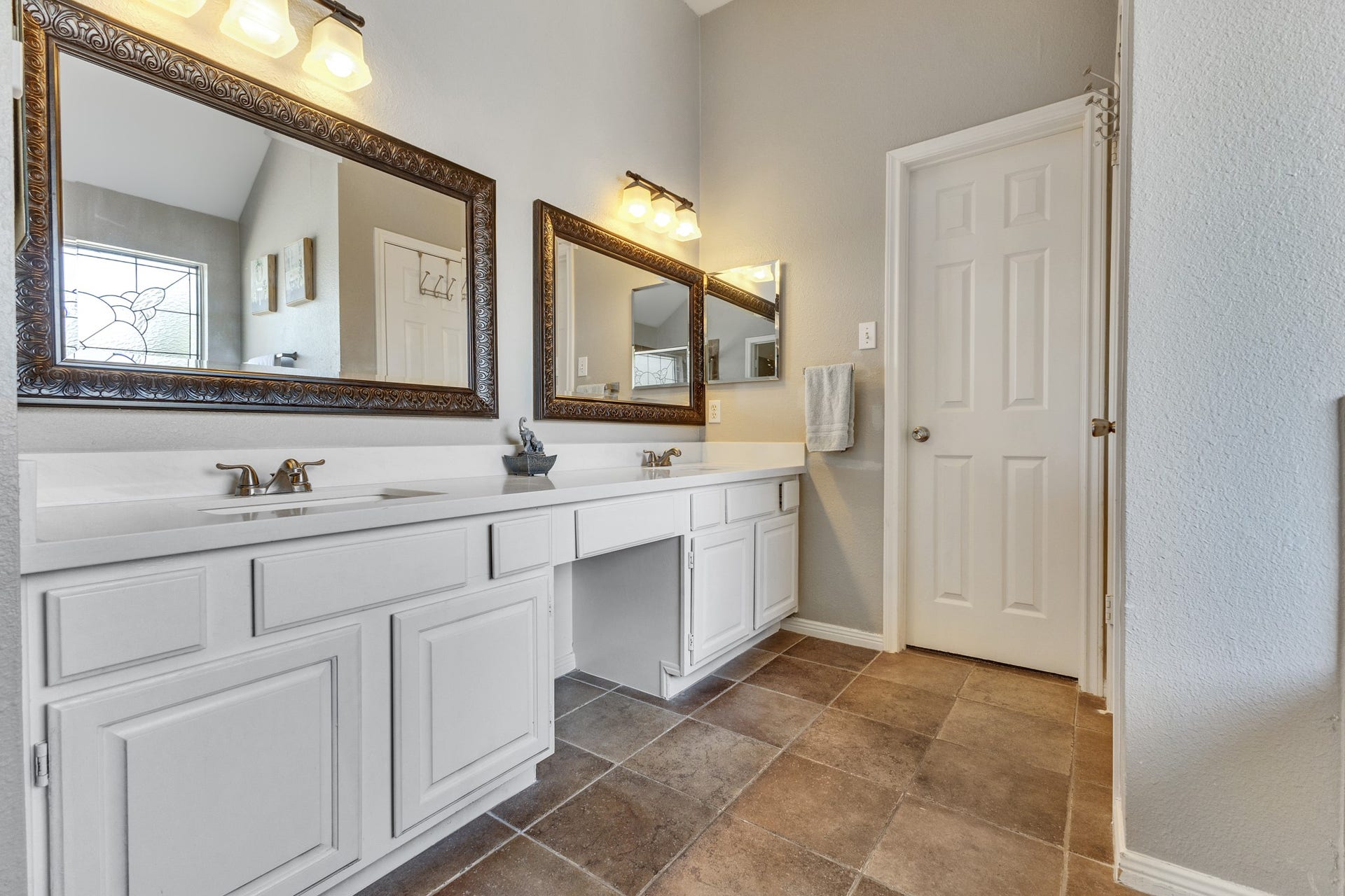 2922 Calendar Lake Drive, Missouri City, TX 77459 Primary bathroom with newly installed quartz counter tops!