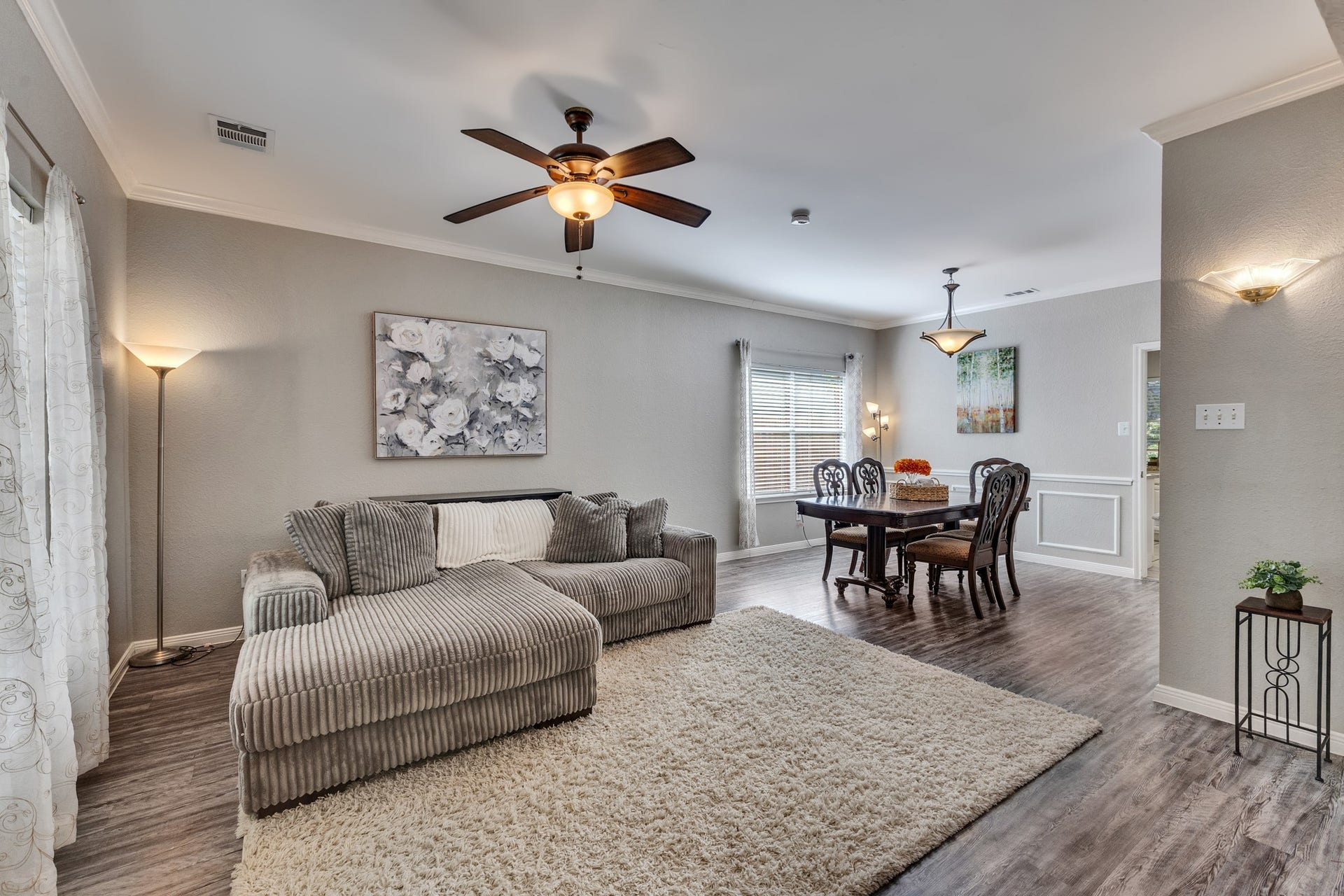 2922 Calendar Lake Drive, Missouri City, TX 77459 When you walk into the property you are greeted by the formal living and dining spaces.