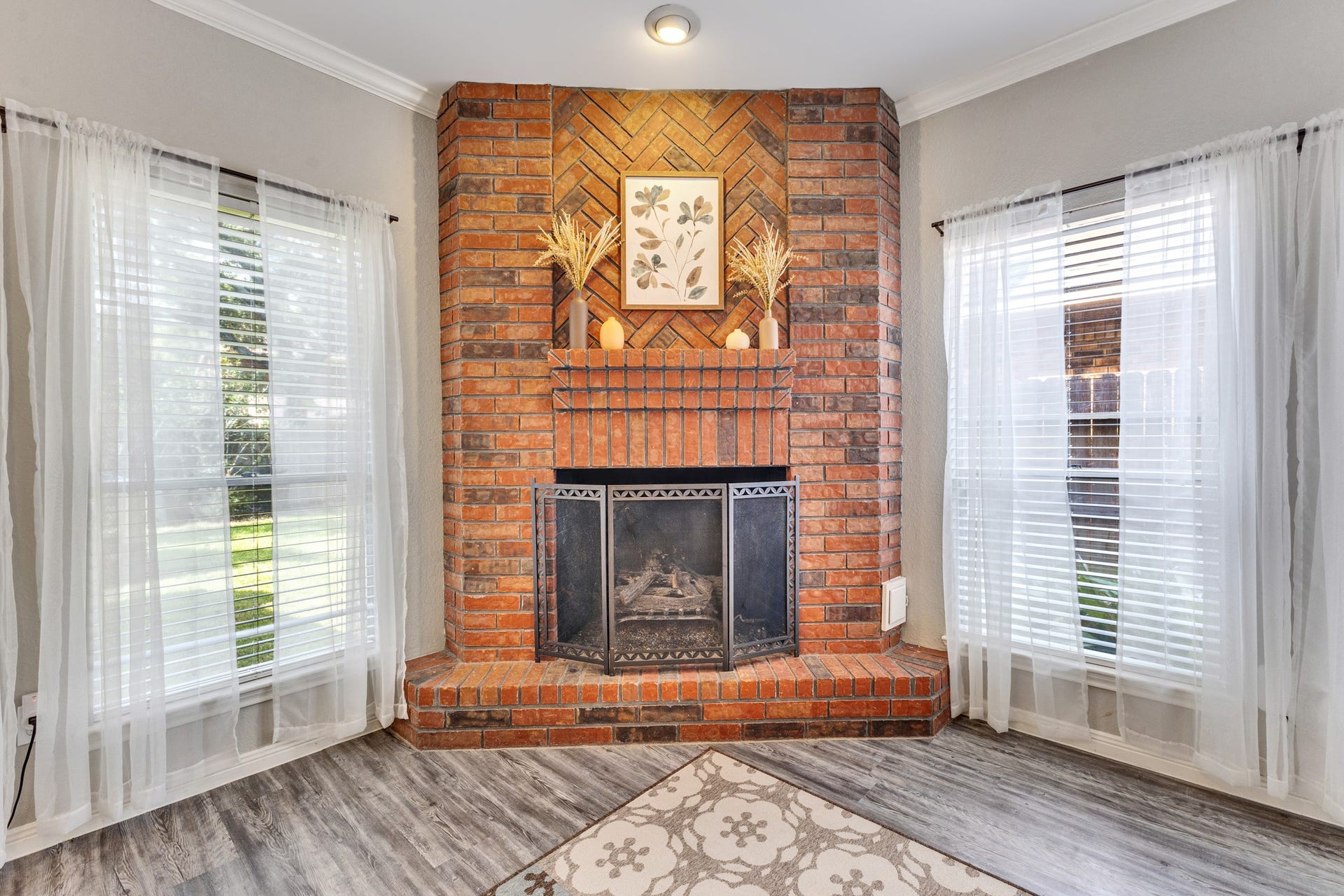 2922 Calendar Lake Drive, Missouri City, TX 77459 The fire place is a lovely place to gather for holidays and it creates a cozy mood!