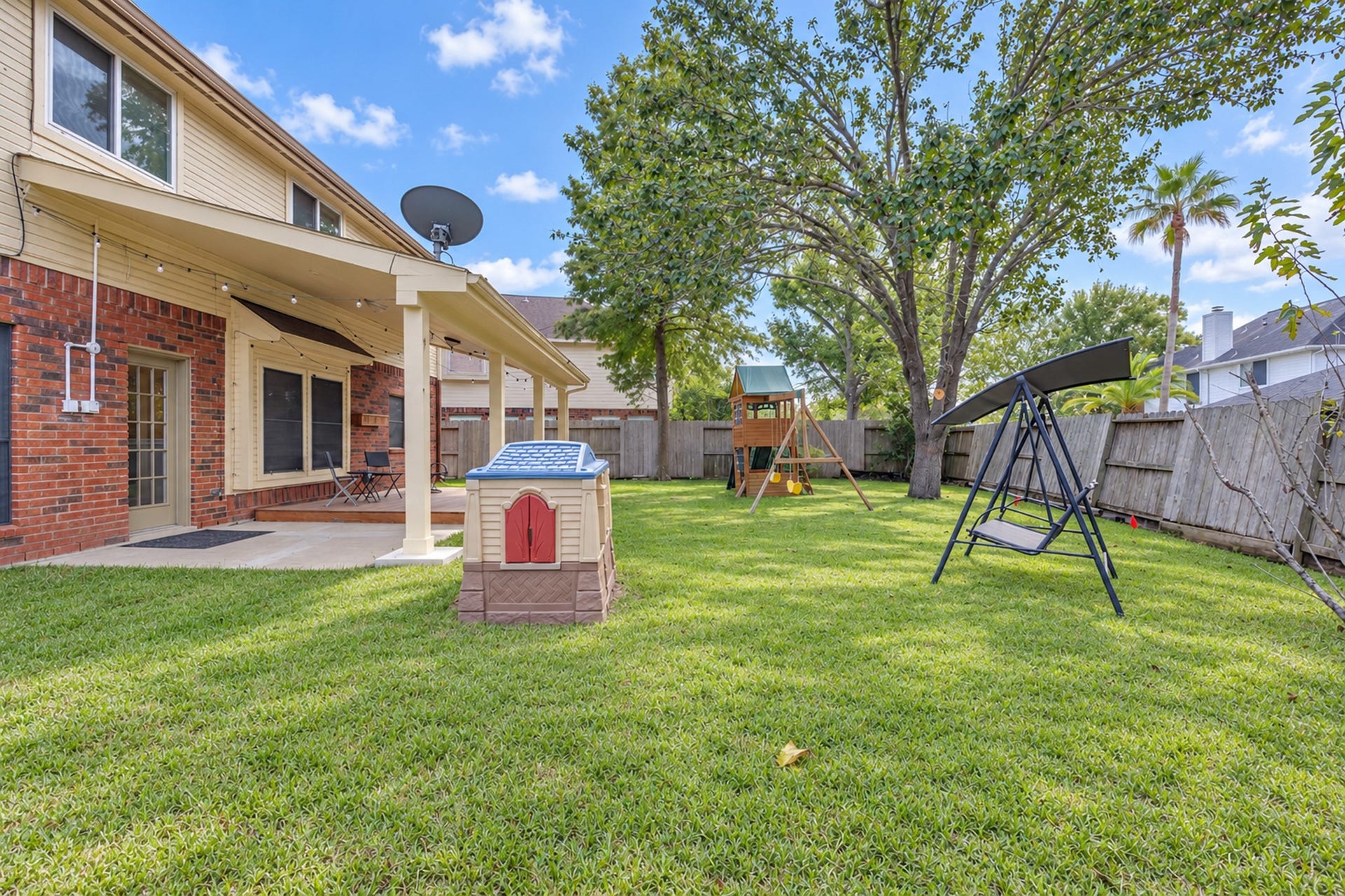 2922 Calendar Lake Drive, Missouri City, TX 77459 The backyard is a great place for kids to play! Loads of green space to garden and entertain!