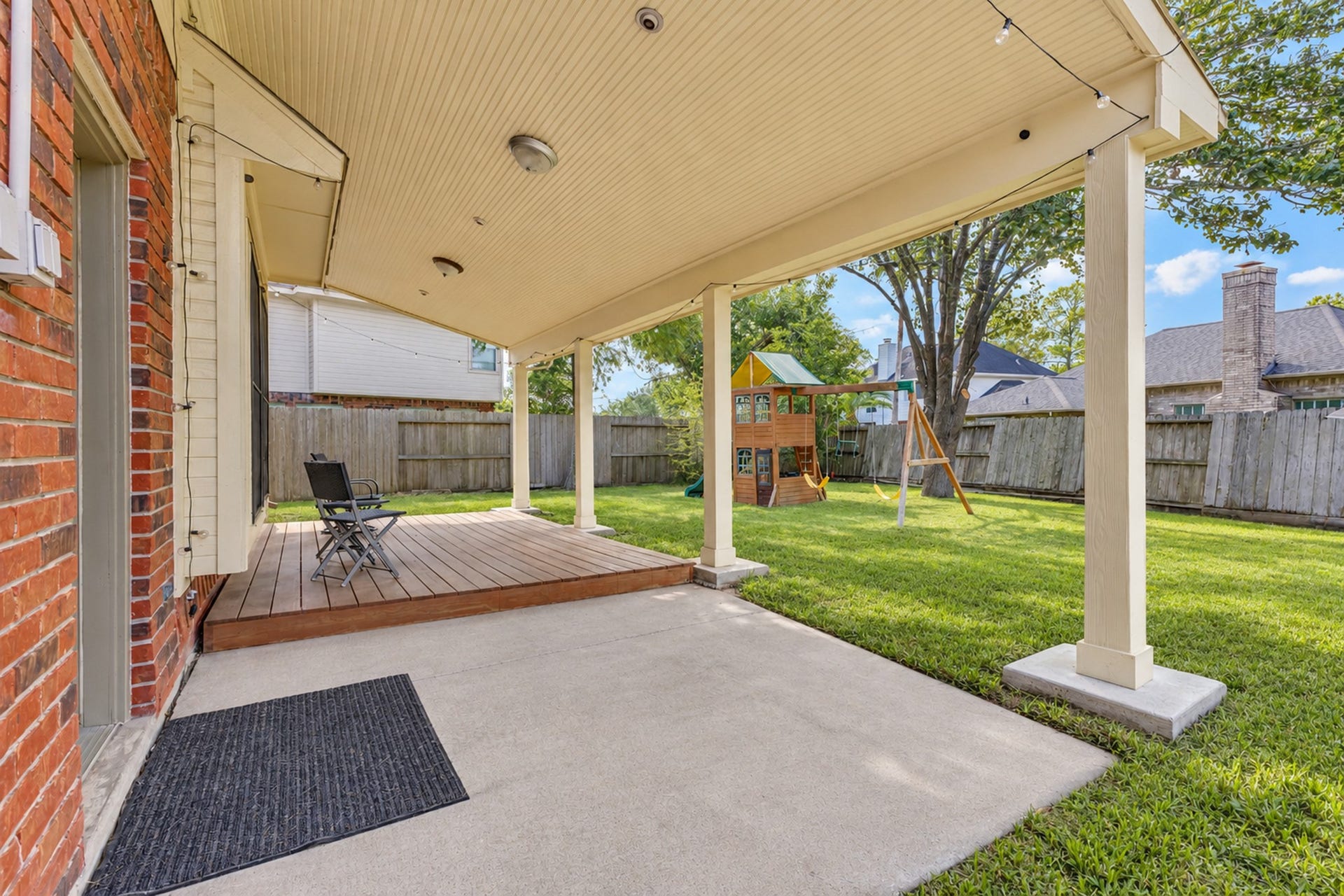 2922 Calendar Lake Drive, Missouri City, TX 77459 Spacious covered patio in the backyard. a lovley space to entertain and host a barbecue!