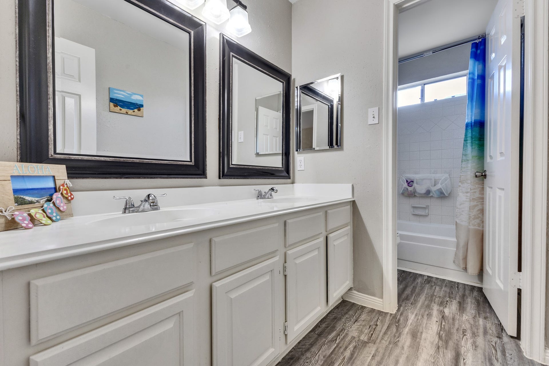 2922 Calendar Lake Drive, Missouri City, TX 77459 Full secondary bathroom wth dual sinks