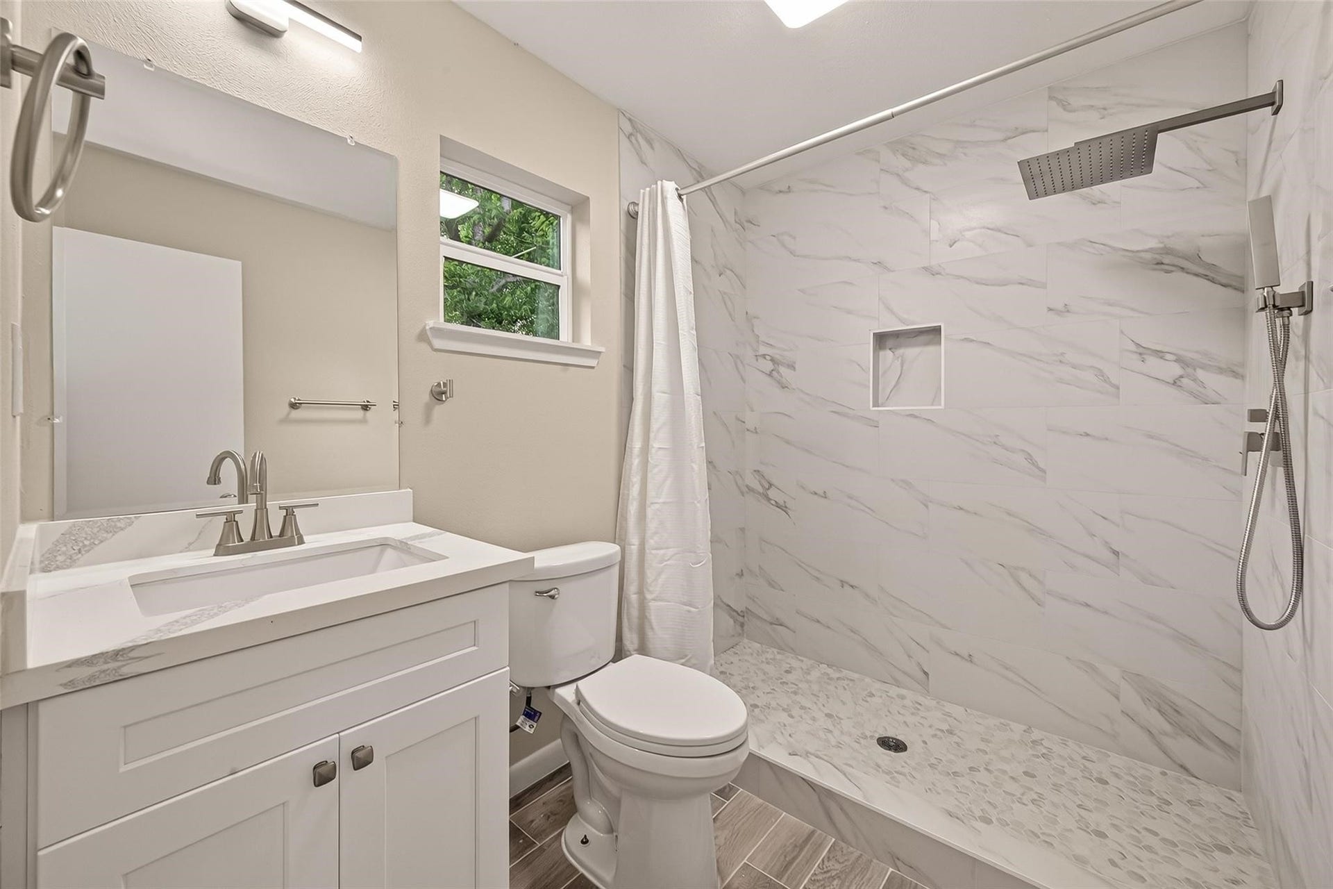 11206 Huggins Drive, Houston, TX 77035 11206 Huggins Drive, Houston, TX 77035