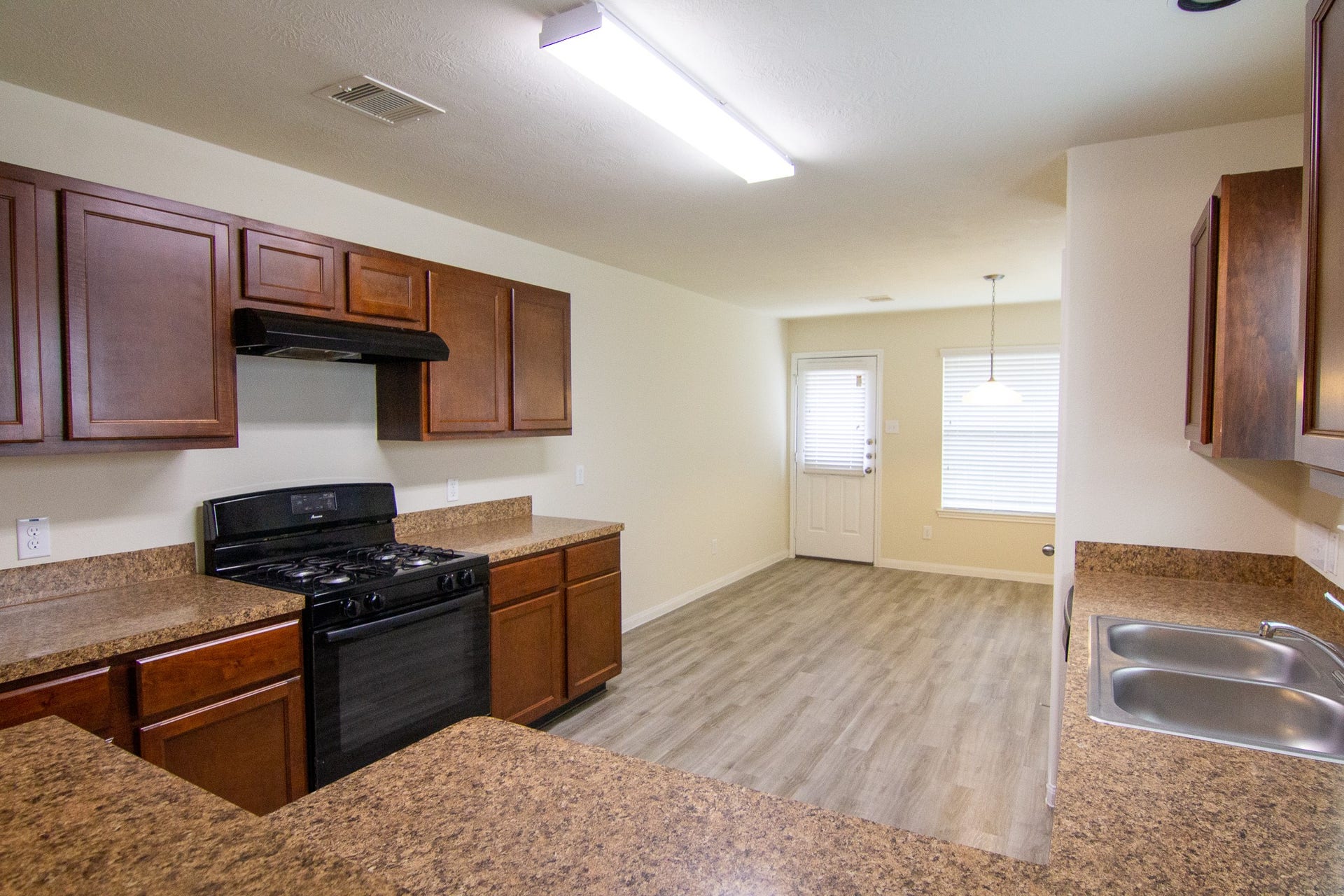 11938 Munich Drive, Houston, TX 77044 Photos may be representative of the floor plan and not the exact home. Finishes, layout, and features of the actual property for lease may vary.