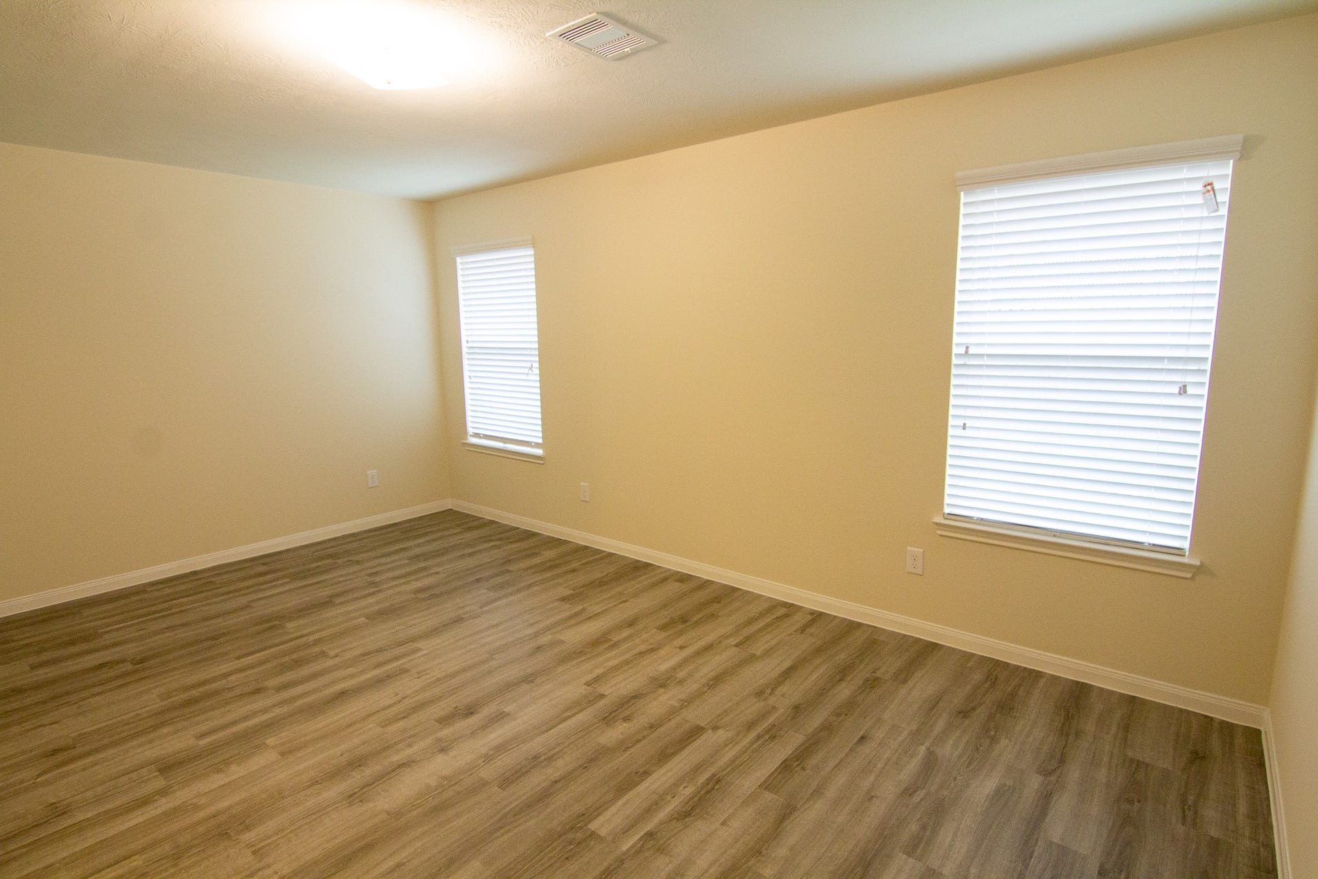 11938 Munich Drive, Houston, TX 77044 Photos may be representative of the floor plan and not the exact home. Finishes, layout, and features of the actual property for lease may vary.