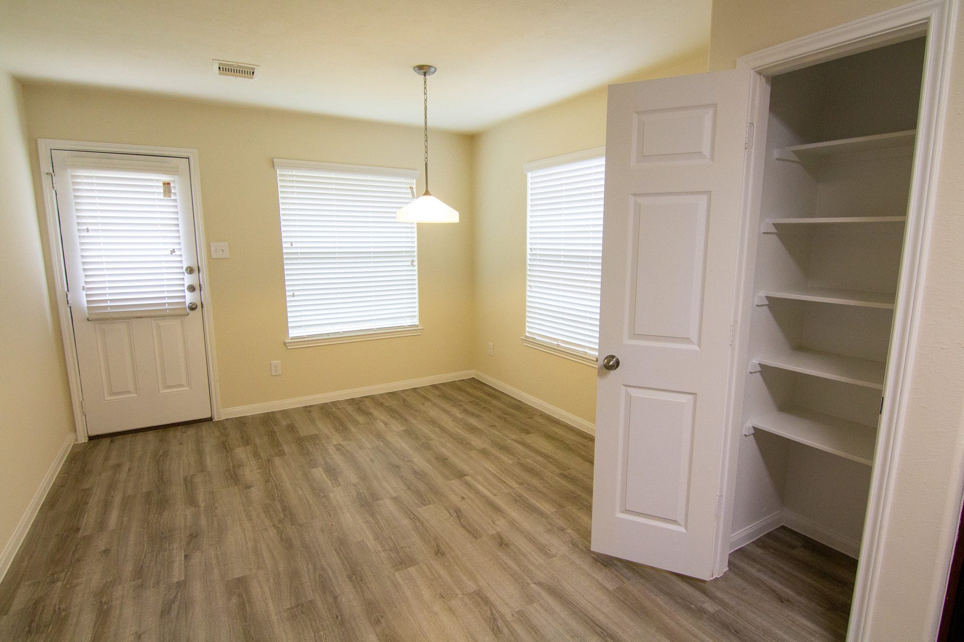 11938 Munich Drive, Houston, TX 77044 Photos may be representative of the floor plan and not the exact home. Finishes, layout, and features of the actual property for lease may vary.