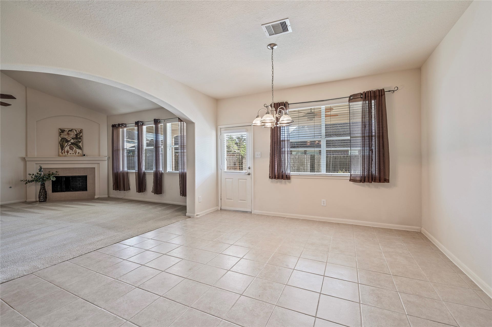 4404 Cypress Meadows Court, Dickinson, TX 77539 The breakfast area overlooks the covered back patio and large backyard.