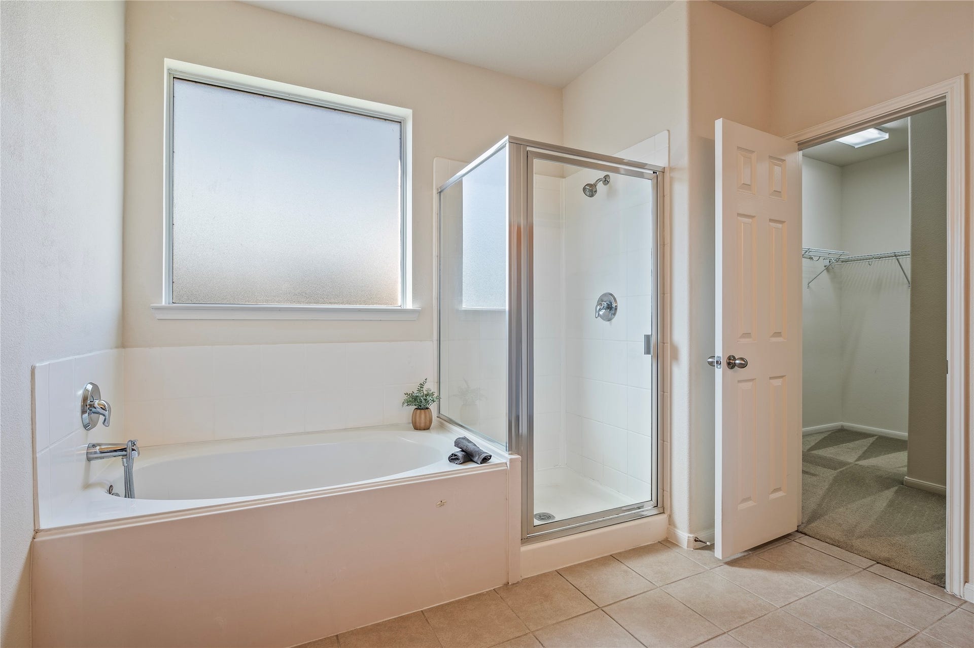 4404 Cypress Meadows Court, Dickinson, TX 77539 Unwind in the primary bath with a soaking garden tub and separate glass-enclosed shower.