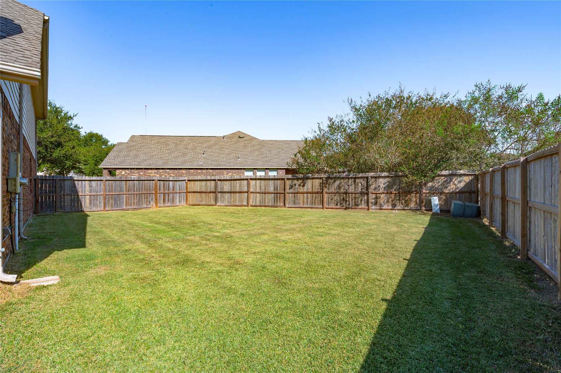 4404 Cypress Meadows Court, Dickinson, TX 77539 Even more yard space on the other side of the home, a rare find in the neighborhood.