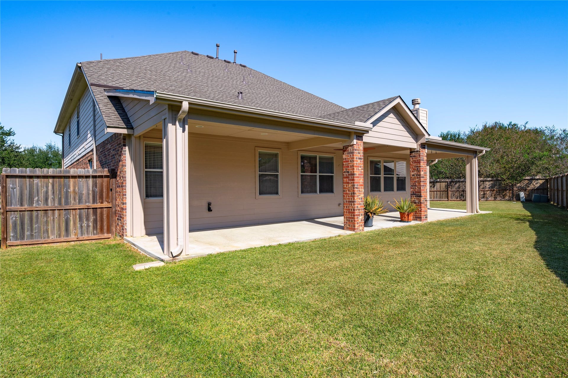 4404 Cypress Meadows Court, Dickinson, TX 77539 The rear of the home and covered patio, set on the oversized 0.34-acre lot.