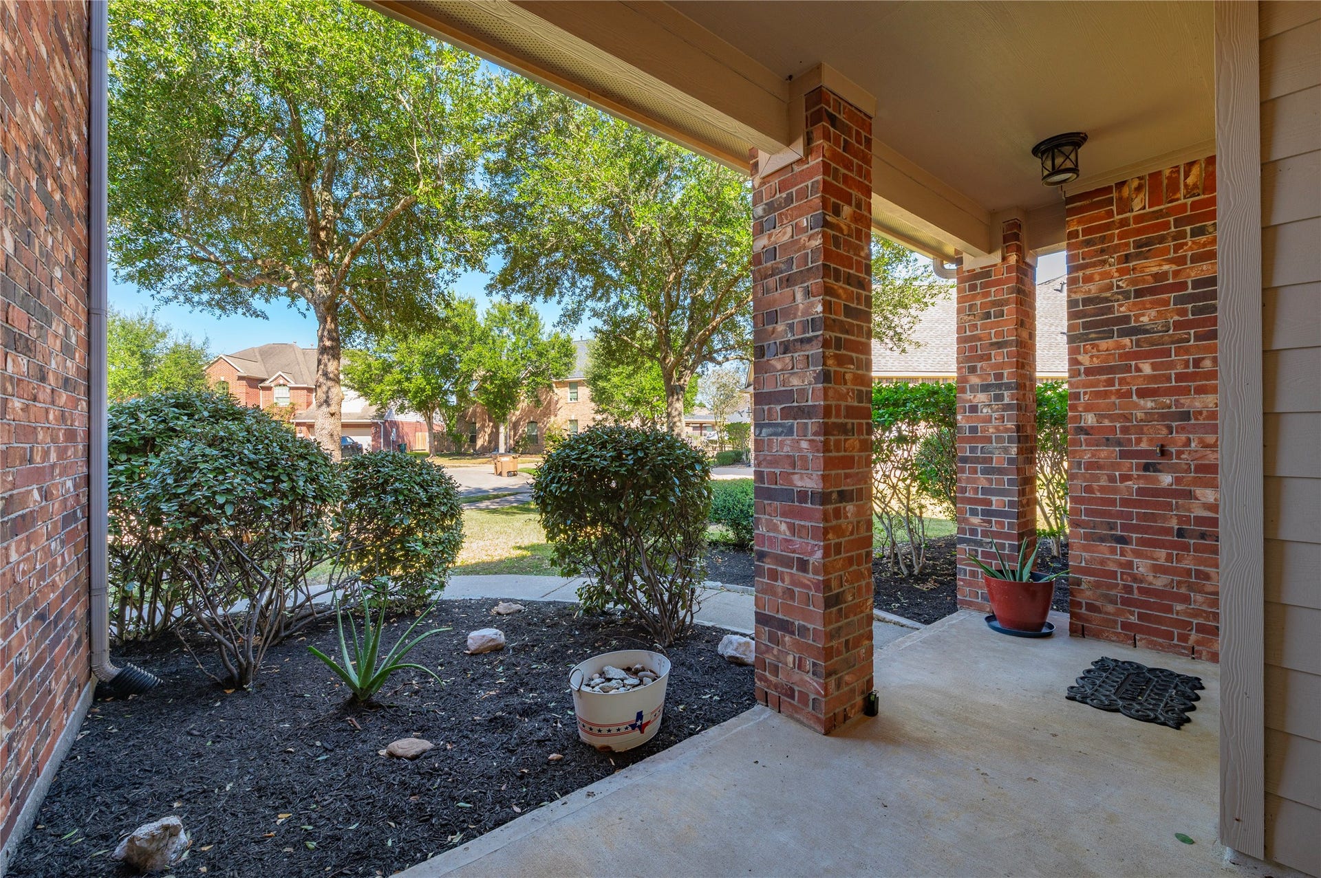 4404 Cypress Meadows Court, Dickinson, TX 77539 The covered front porch with brick columns is a relaxing spot to enjoy the view of the cul-de-sac.