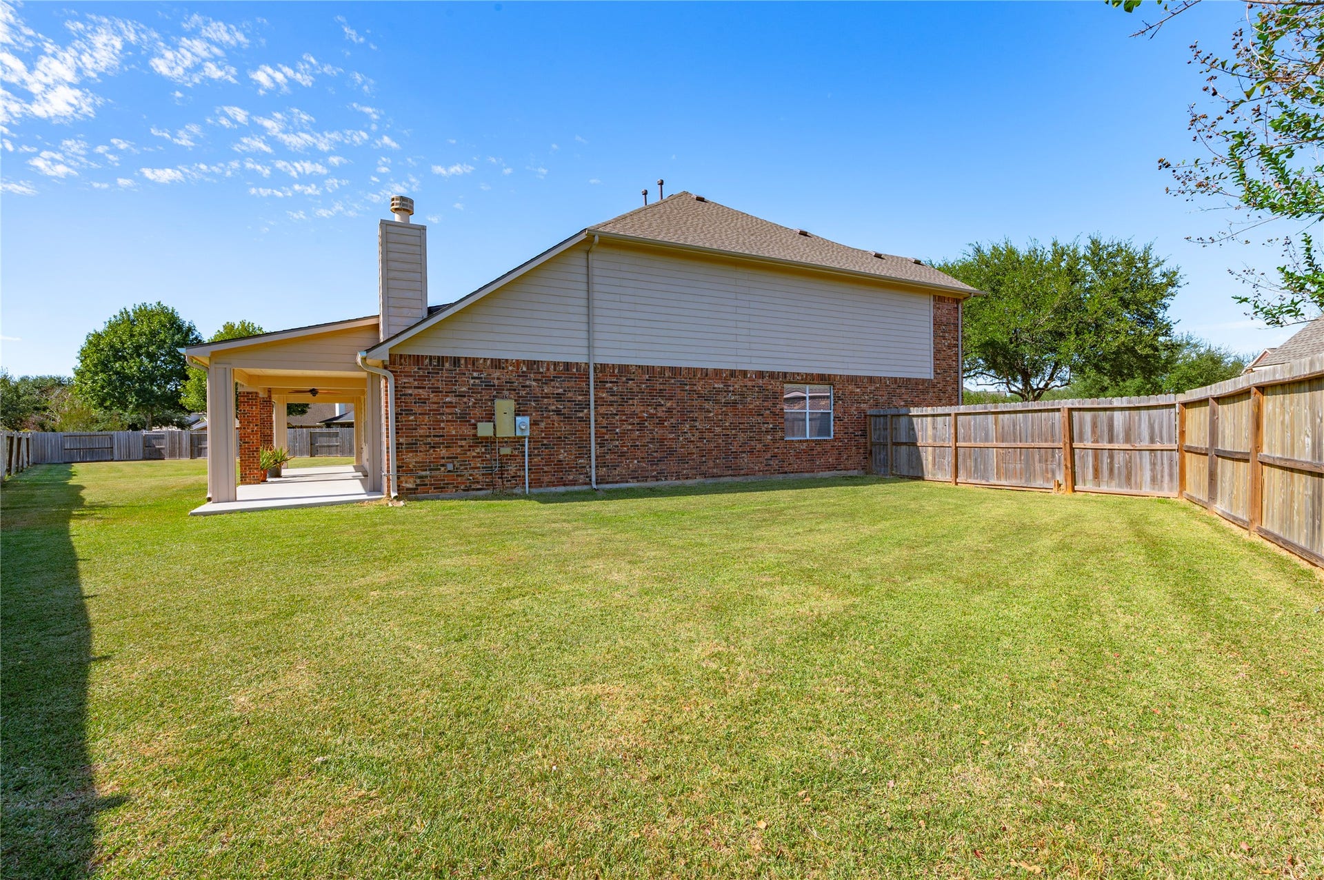 4404 Cypress Meadows Court, Dickinson, TX 77539 One more look at the large, fully fenced backyard on this oversized cul-de-sac lot.