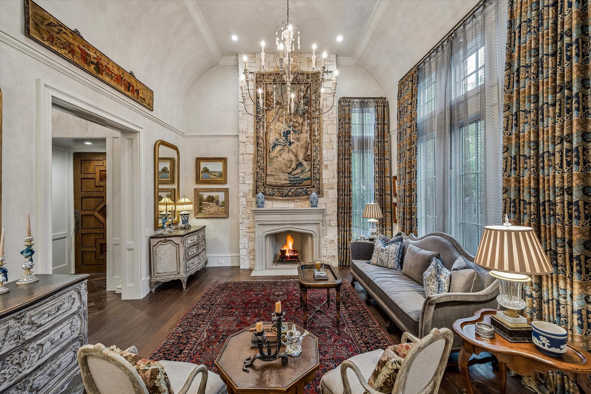 2158 Chilton Road, Houston, TX 77019 The formal living room exudes timeless elegance with Segreto plaster walls and a beautifully detailed ceiling. A cast stone fireplace anchors the space, while designer lighting and natural light enhance its inviting sophistication.