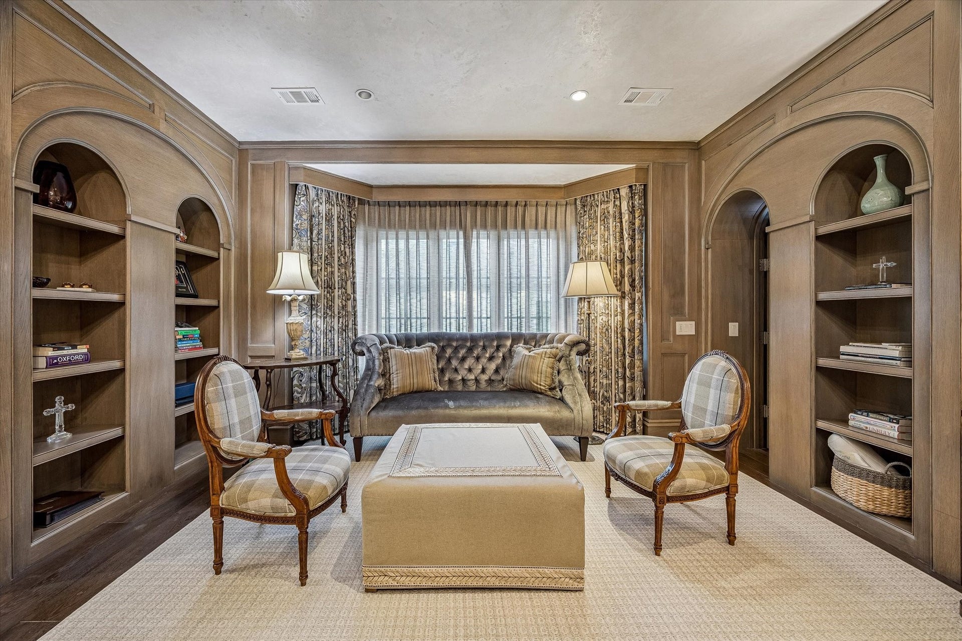 2158 Chilton Road, Houston, TX 77019 Connected to the library and offering two spacious walk-in closets, the primary suite combines elegance and functionality. Warm hardwood floors, white oak backlit shelving for collectibles, and thoughtful lighting details enhance its refined atmosphere.
