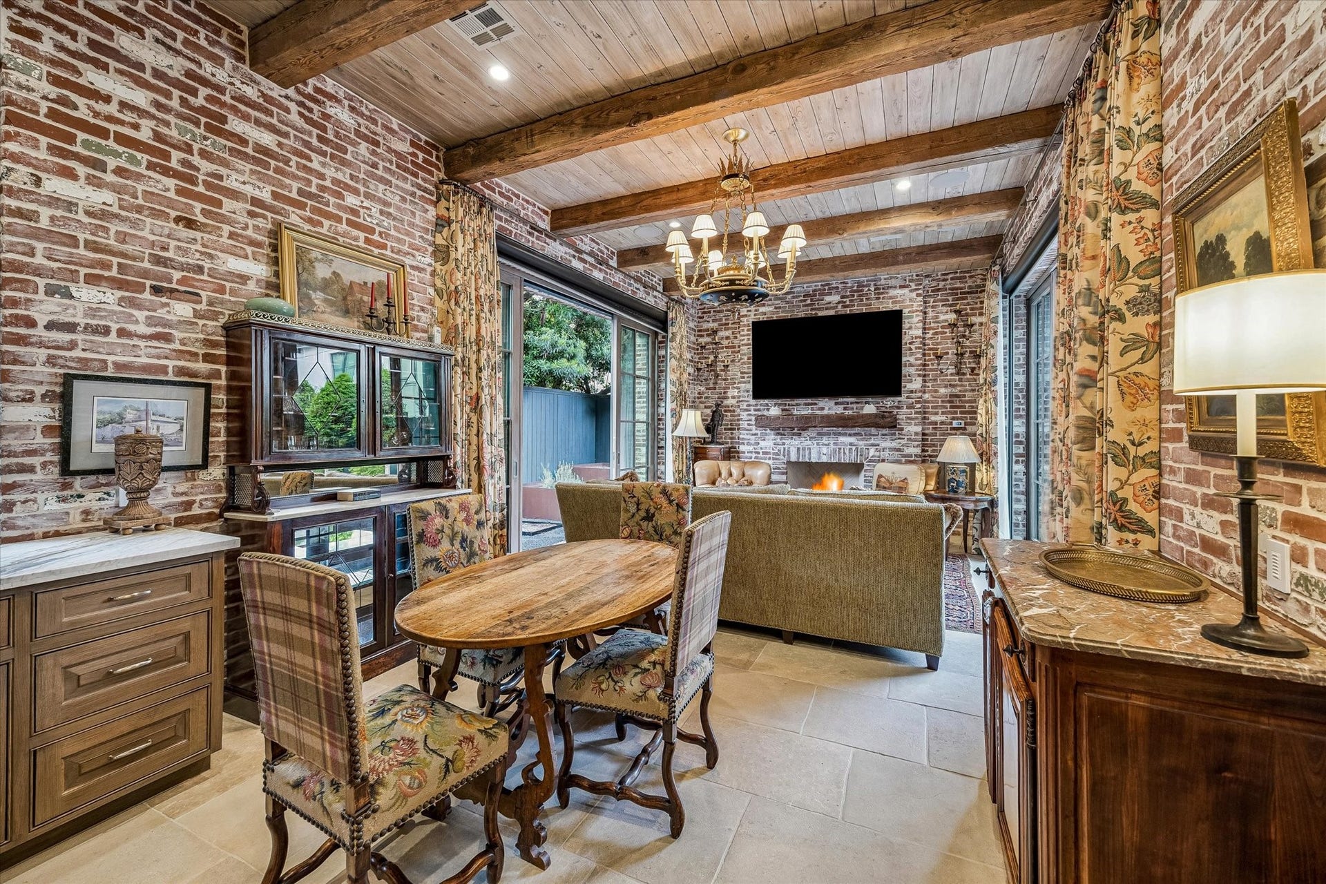 2158 Chilton Road, Houston, TX 77019 The indoor/outdoor living room is a true extension of the home, blending indoor comfort with outdoor living through walls of windows that open and solar shades overlooking the pool and herb garden. Featuring a fireplace, full summer kitchen with grill and beverage fridge, and beamed ceiling, its designed for year-round enjoyment.