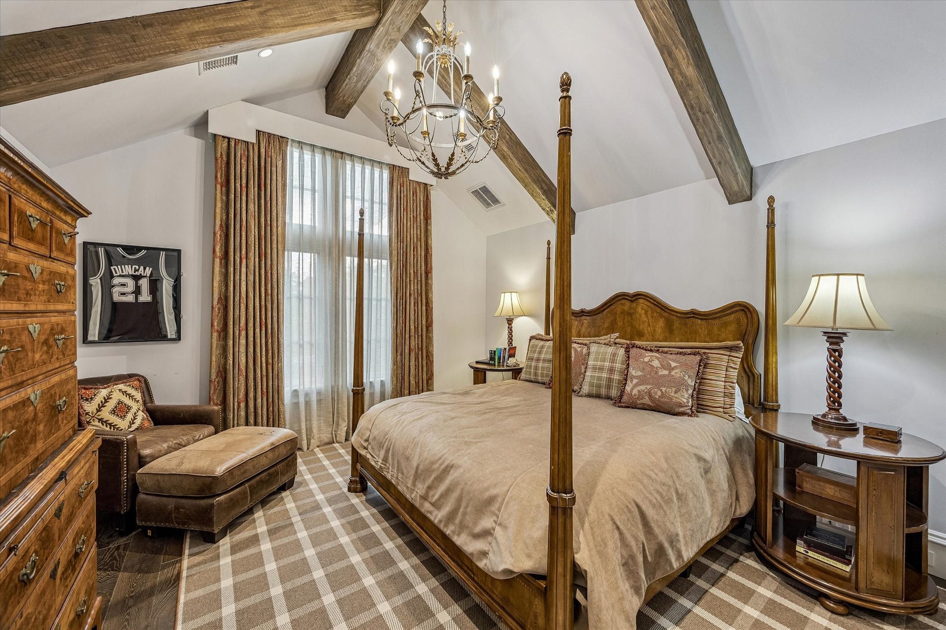 2158 Chilton Road, Houston, TX 77019 Guest Bedroom No. 3 is a warm, bright, and spacious retreat with vaulted ceilings, custom lighting, and western exposures. A walk-in closet and en-suite bathroom complete the space.