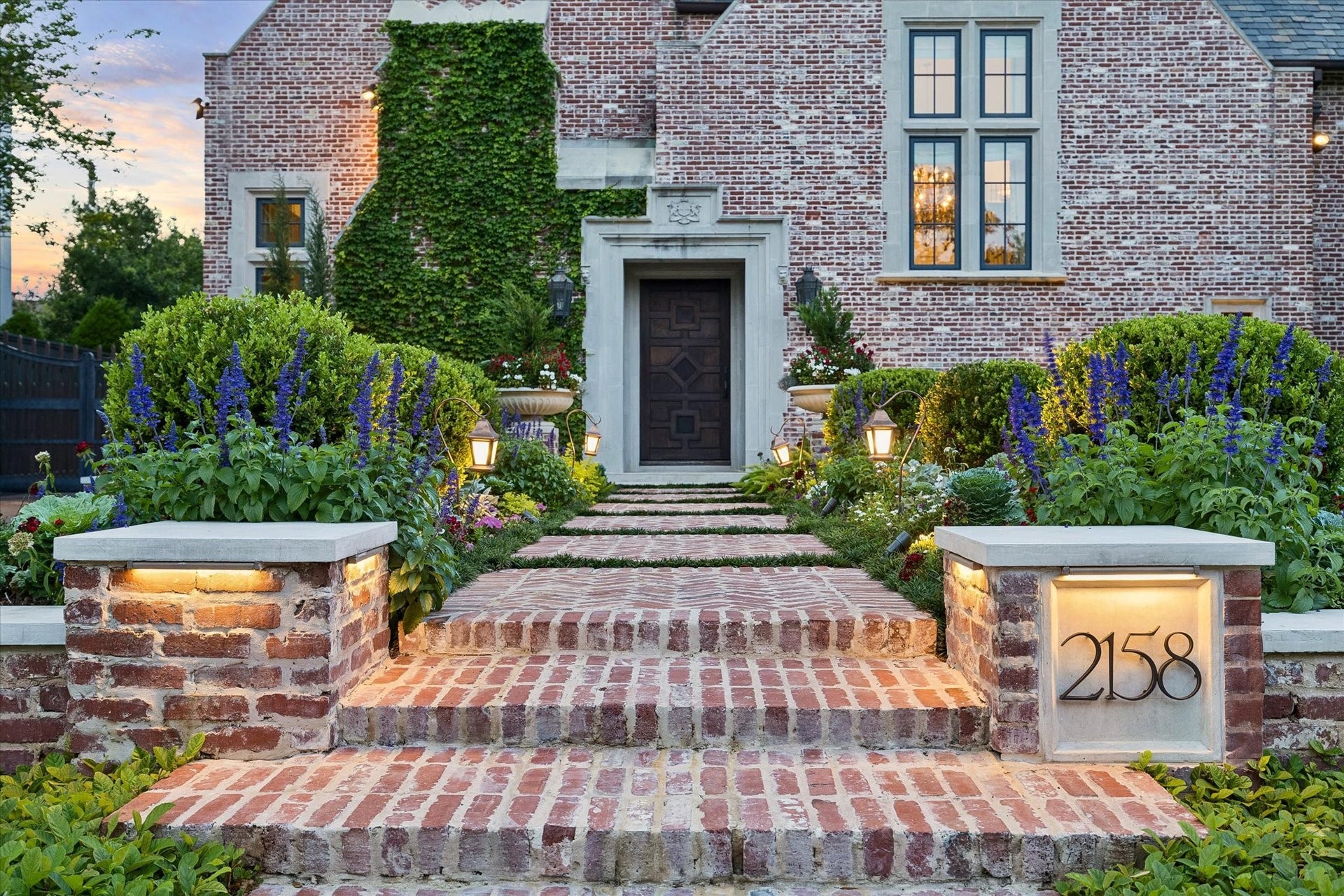 2158 Chilton Road, Houston, TX 77019 The stately solid wood front door, flanked by dual lanterns, creates a striking and welcoming entrance to the home. Its timeless design sets the tone for the elegance found throughout the interior.