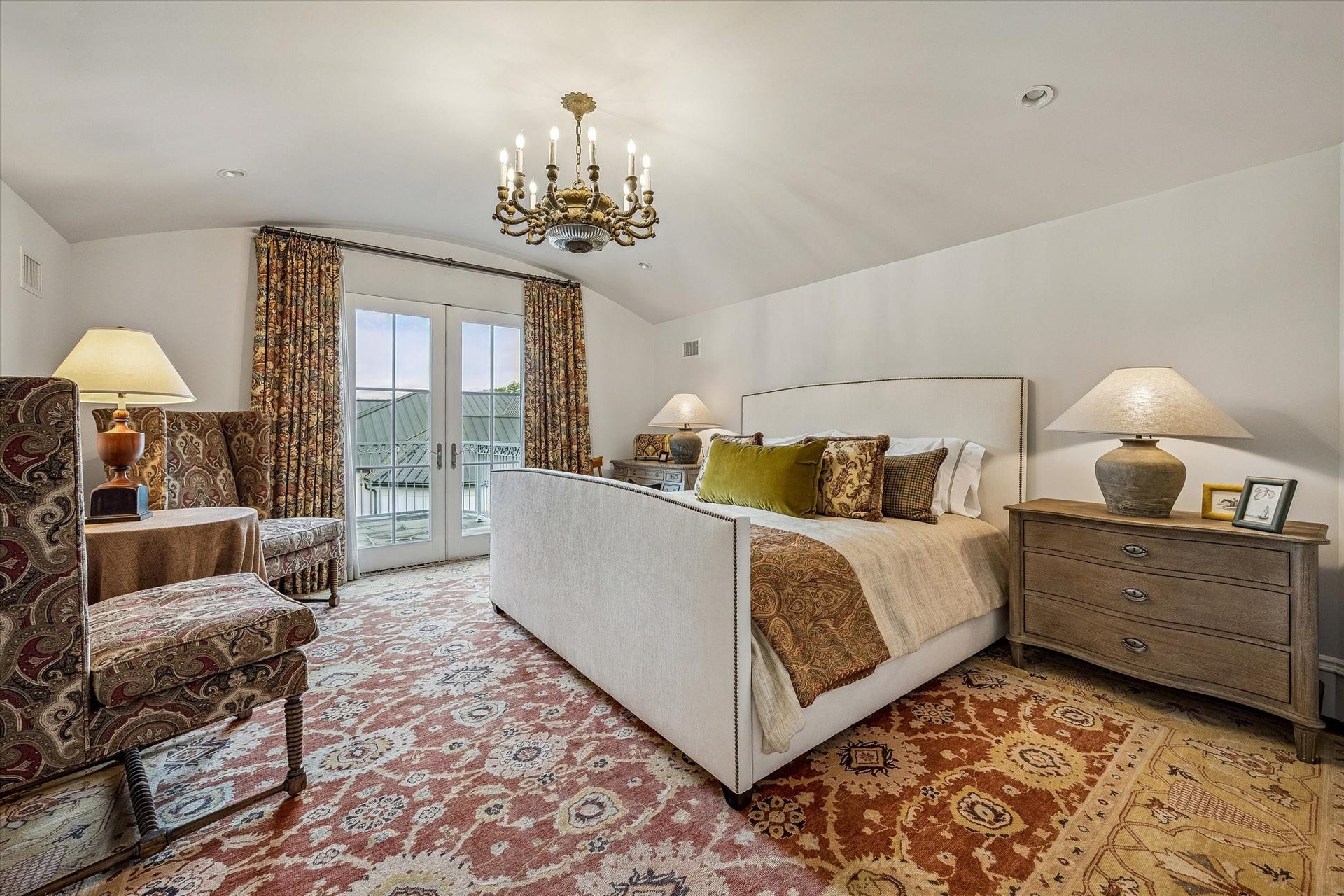 2158 Chilton Road, Houston, TX 77019 This elegant guest bedroom No. 4 features a barrel ceiling, warm hardwood floors, and designer lighting, creating a serene retreat. Eastern-facing windows and balcony access fill the room with natural light, while custom treatments add a refined touch.