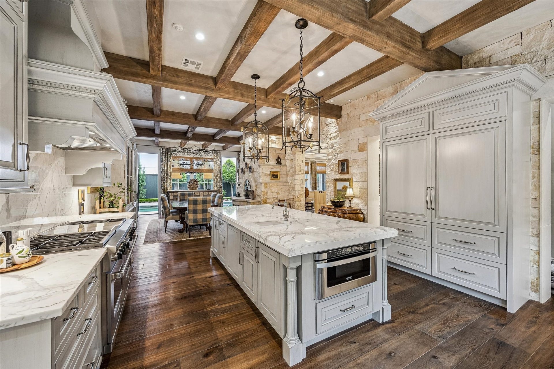 2158 Chilton Road, Houston, TX 77019 The chefs kitchen is a masterpiece of design and function, featuring premium appliances, marble surfaces, and custom cabinetry throughout. A large island and seamless connection to the breakfast and family rooms make it ideal for gathering and entertaining.