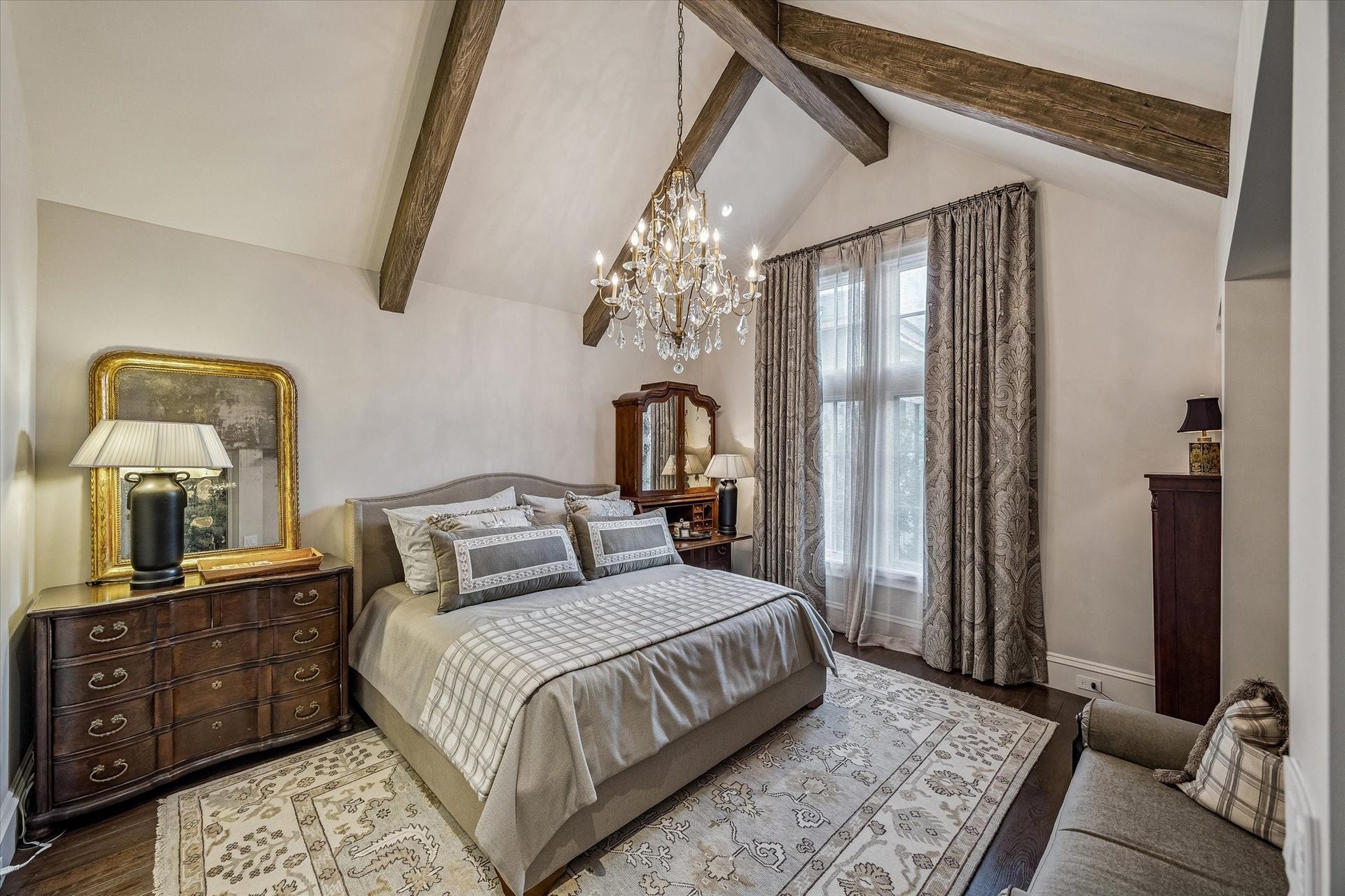 2158 Chilton Road, Houston, TX 77019 Guest Bedroom No. 2 features vaulted ceilings, warm hardwood floors, and custom lighting. A walk-in closet and en-suite bathroom provide comfort and convenience for guests.
