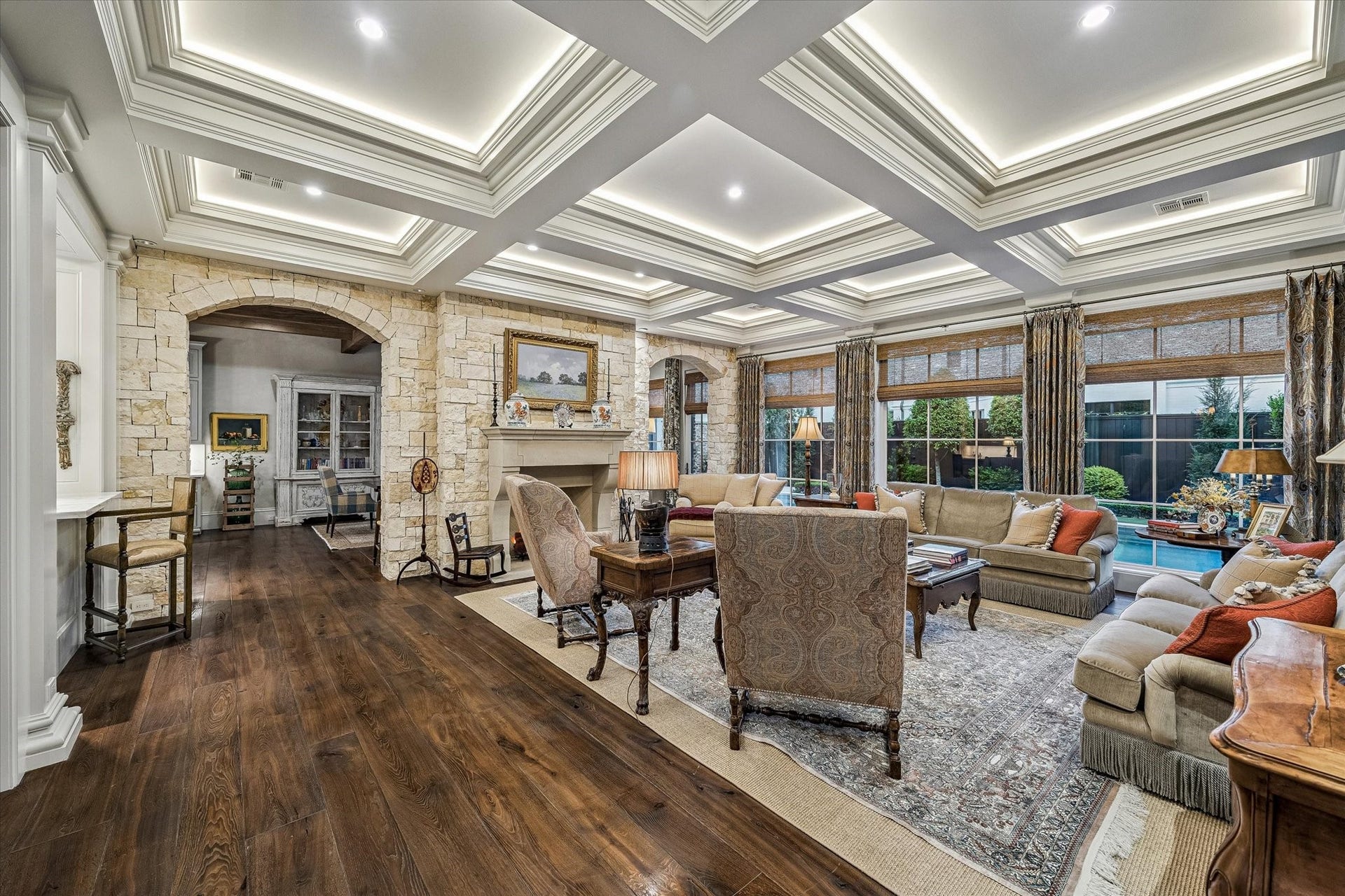 2158 Chilton Road, Houston, TX 77019 Designed for both comfort and entertaining, the family room offers generous scale, custom finishes, and seamless flow to the kitchen, wet bar, and breakfast room. Expansive windows create a bright, airy ambiance overlooking the backyard.