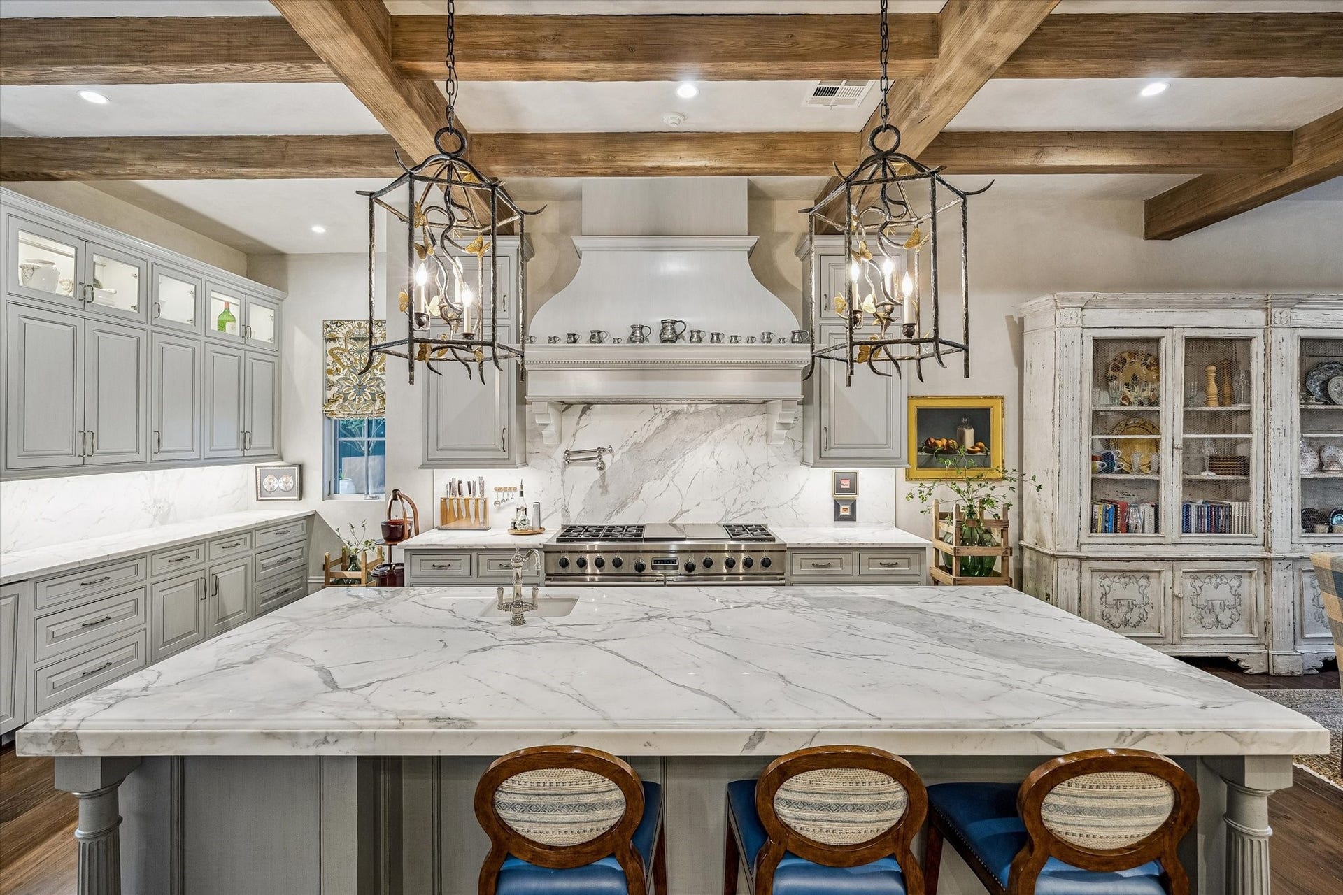 2158 Chilton Road, Houston, TX 77019 Feel at home in a refined culinary space equipped with SubZero, Wolf, and Bosch appliances, complemented by custom millwork and luxurious materials. The open layout, breakfast bar, and built-in office niche enhance both functionality and flow.