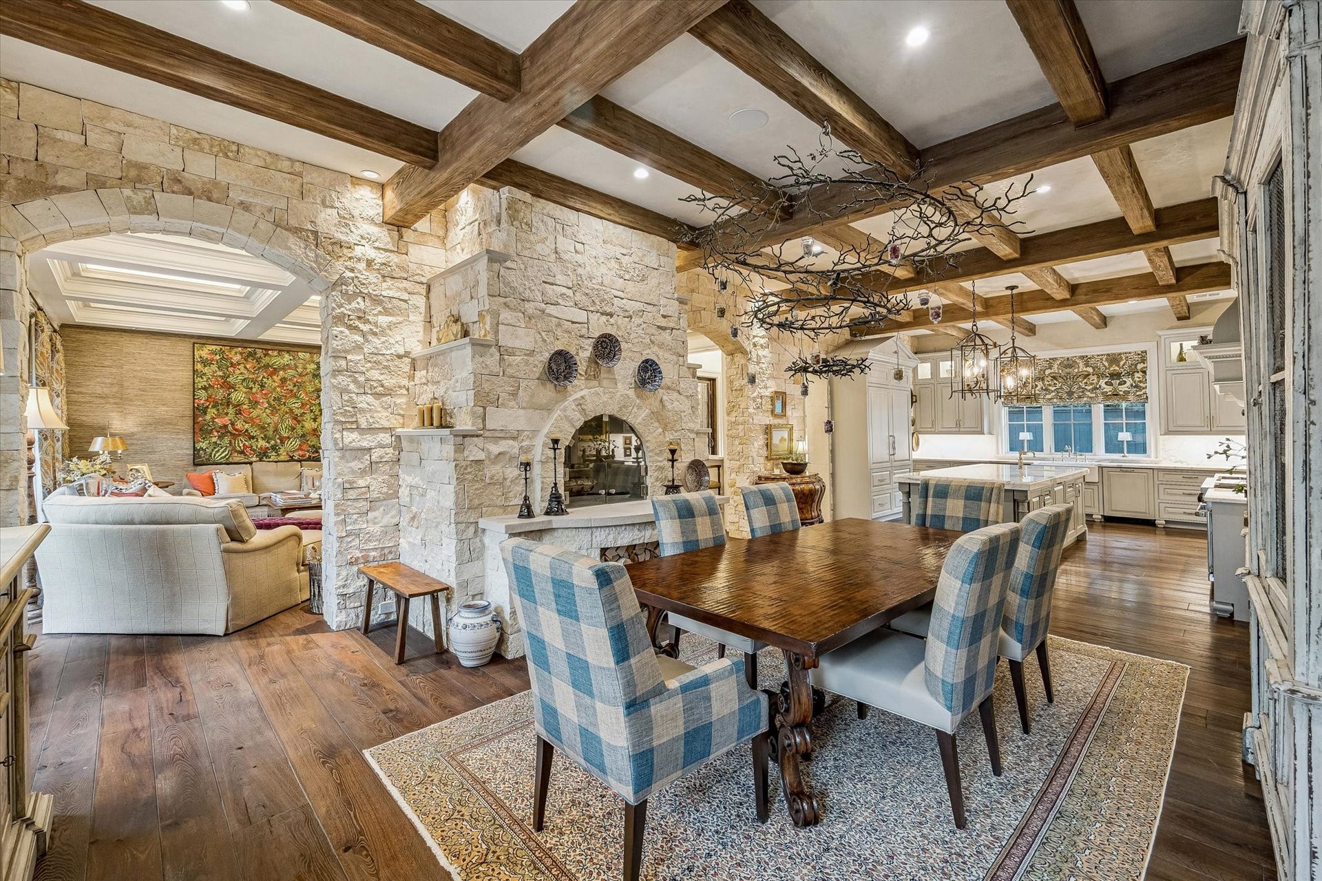 2158 Chilton Road, Houston, TX 77019 Open to the kitchen, the breakfast room offers a perfect blend of comfort and style with architectural ceiling details and abundant natural light. An integrated fireplace creates a unique and welcoming gathering spot.