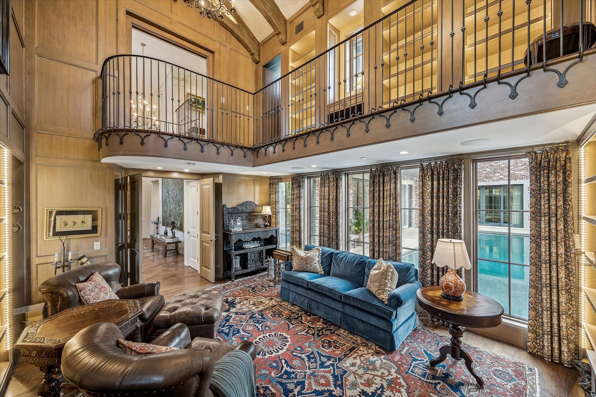 2158 Chilton Road, Houston, TX 77019 Designed to impress, the library features custom millwork, designer lighting, and expansive windows on both sides. An elevated space perfect for quiet moments or refined entertaining.