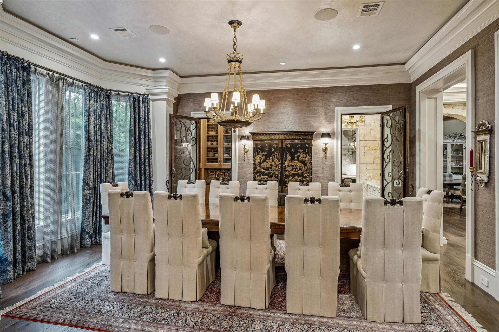 2158 Chilton Road, Houston, TX 77019 The formal dining room is a true statement with a Segreto plaster ceiling, designer chandelier, and tailored finishes throughout. A connected wine and china room adds both function and charm for effortless hosting.
