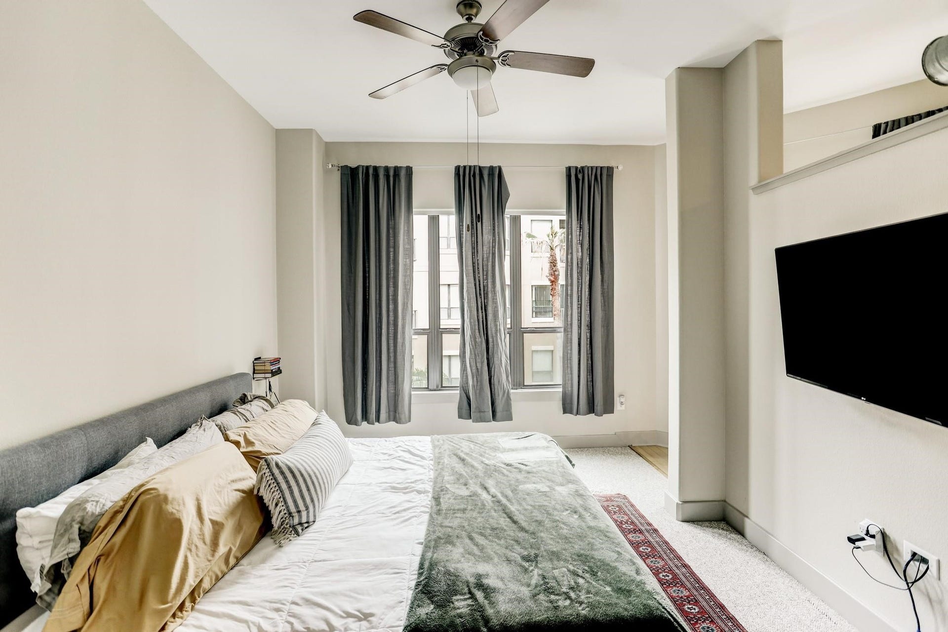 1901 Post Oak Boulevard, #3502, Houston, TX 77056 Spacious primary bedroom with walk-in closet and en-suite bathroom.