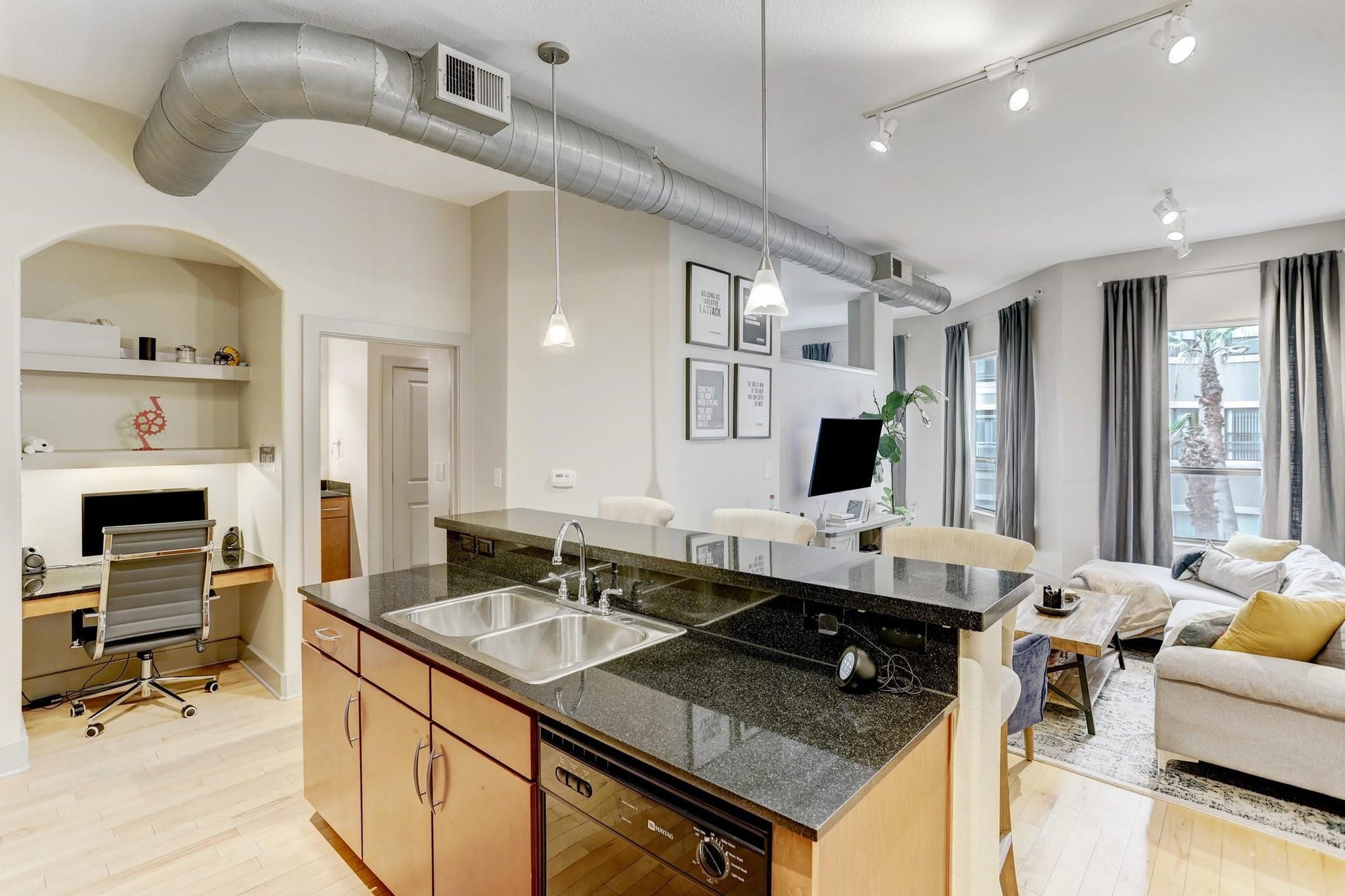 1901 Post Oak Boulevard, #3502, Houston, TX 77056 Open floorplan with chef's kitchen connected to living space. Perfect for entertaining.