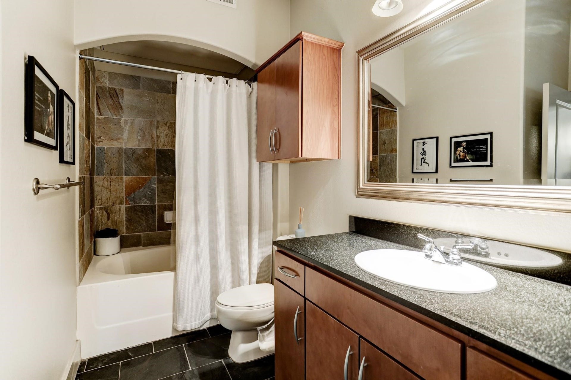1901 Post Oak Boulevard, #3502, Houston, TX 77056 En-suite bath with tub/shower combo.