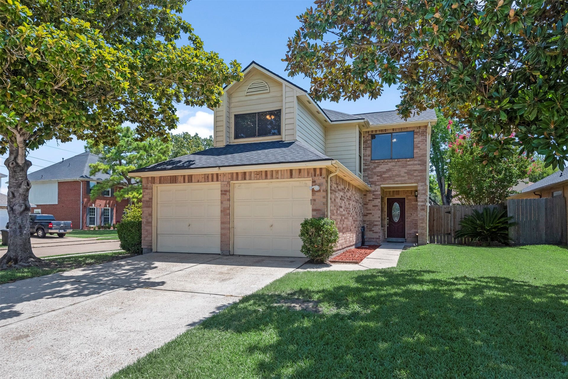Welcome to 10842 Ryan Trails.  This adorable 3 bed 2 bath house located in White Oak Landing is spacious and updated.