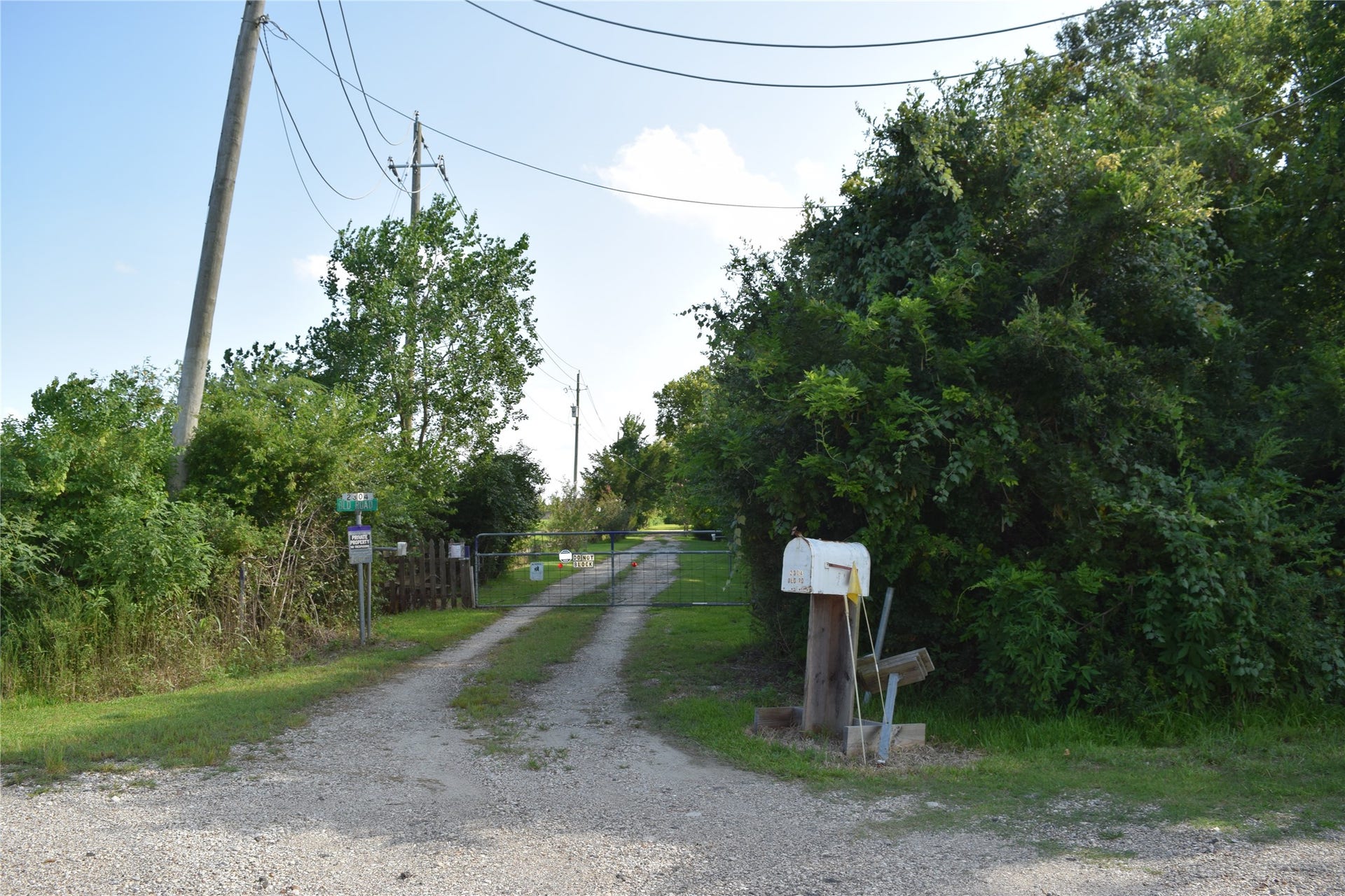 2304 Old Road, Friendswood, TX 77546 Entrance to property at end of Old Road