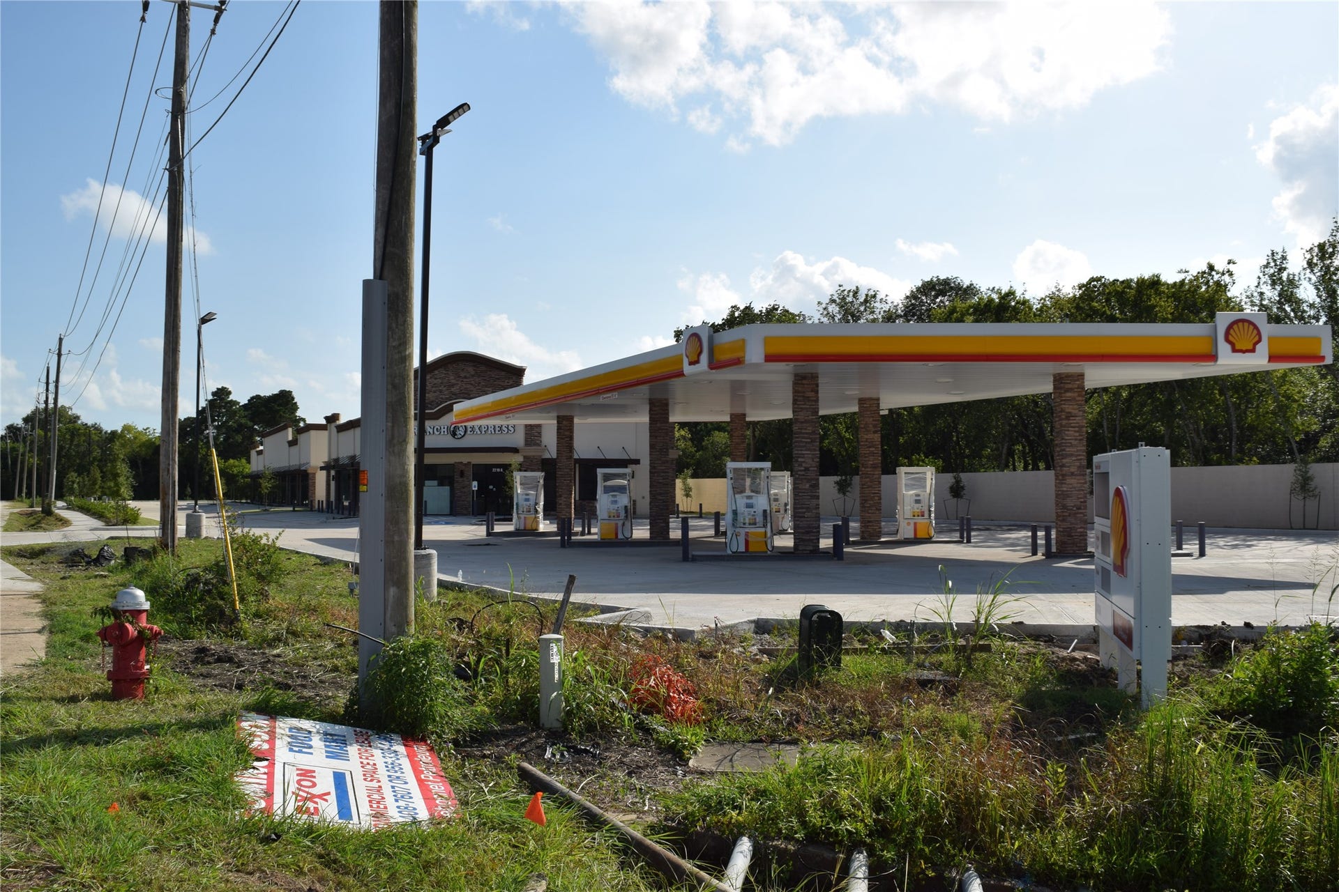 2304 Old Road, Friendswood, TX 77546 Service station & shopping center just North of property