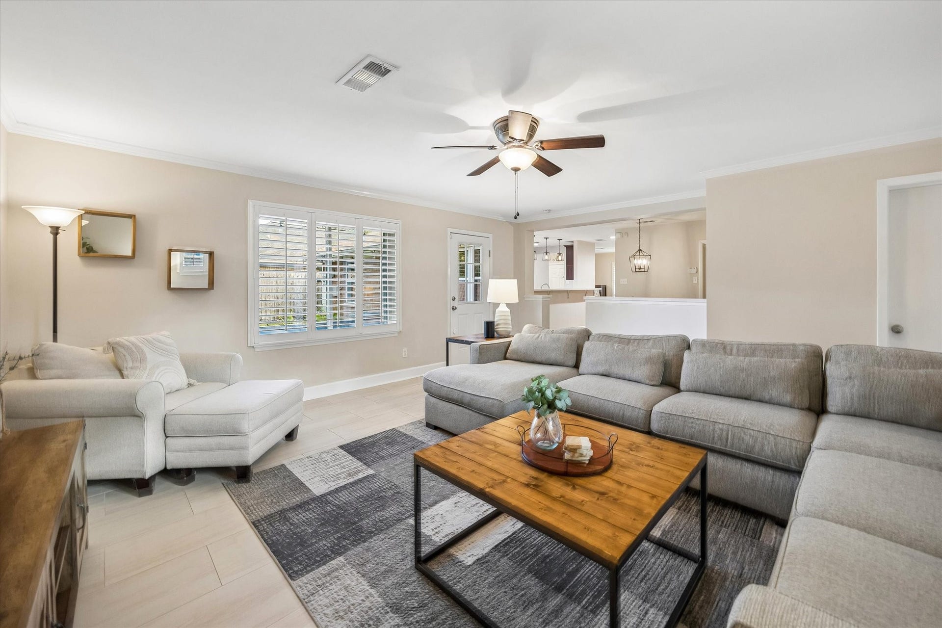 2318 Cheshire Lane, Houston, TX 77018 Sightlines from the living room extend through the breakfast area toward the kitchen. Broad openings and a generous living footprint make this connected layout a highlight for both everyday routines and larger gatherings.
