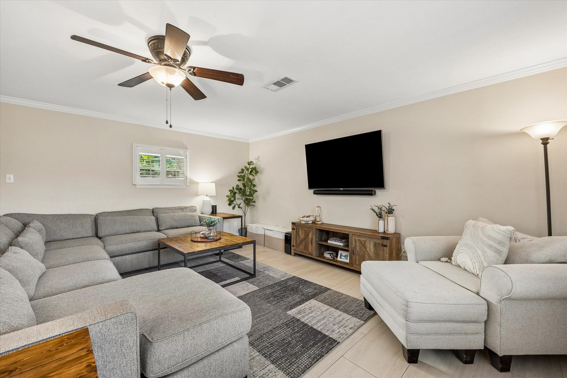 2318 Cheshire Lane, Houston, TX 77018 Spacious living room provides room to spread out, gather and relax. Its substantial footprint offers flexibility for multiple activities, while the nearby breakfast area and kitchen keep the main living spaces connected.
