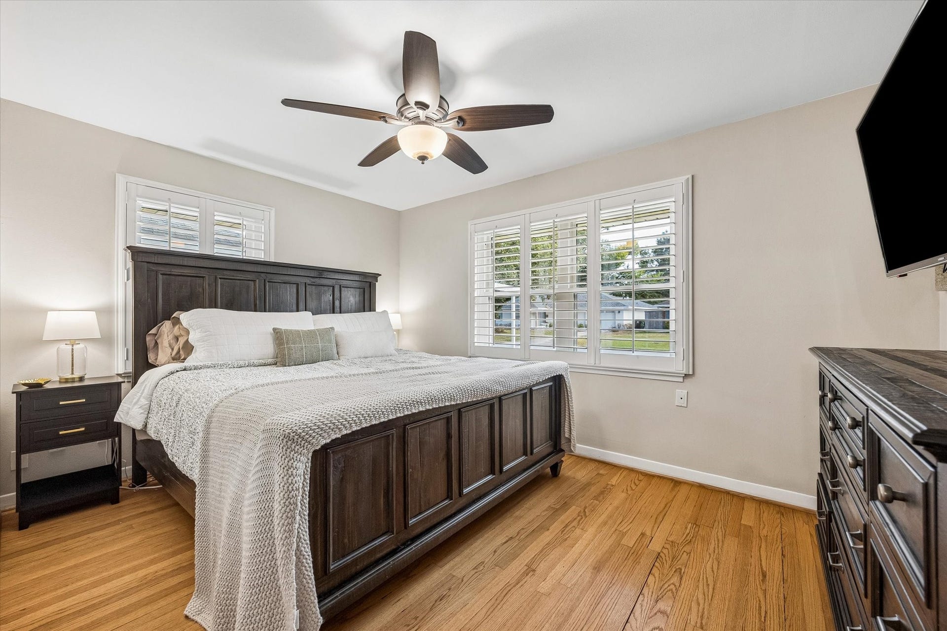 2318 Cheshire Lane, Houston, TX 77018 Windows on 2 sides bring natural light into this bedroom, complemented by wood floors and a ceiling fan. Located along the bedroom wing, the room offers a comfortable retreat from the home's main gathering areas.
