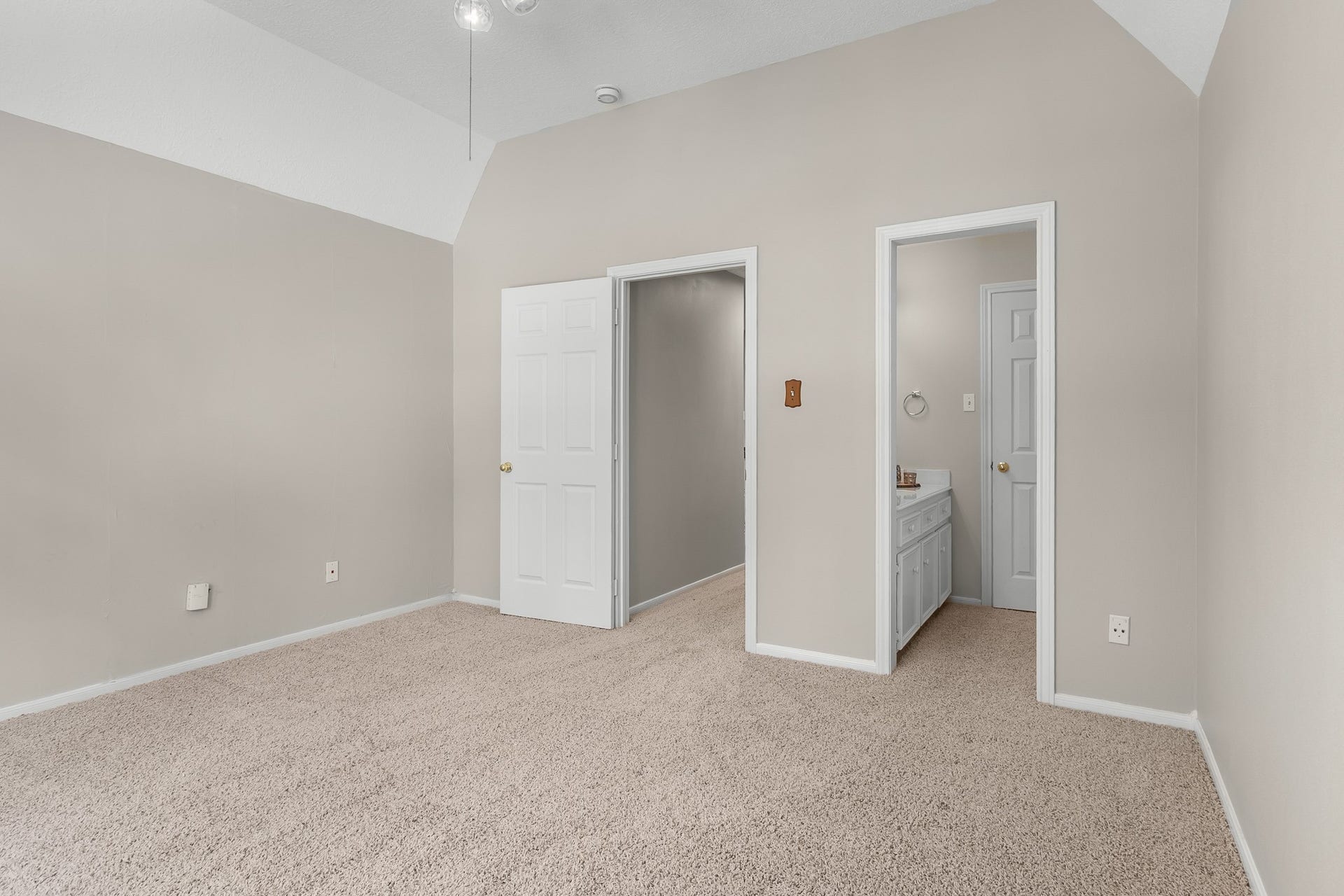 16314 Graven Hill Drive, Spring, TX 77379 Generous floor space and a neutral palette offer a versatile setting for a bedroom, guest retreat or personal workspace.