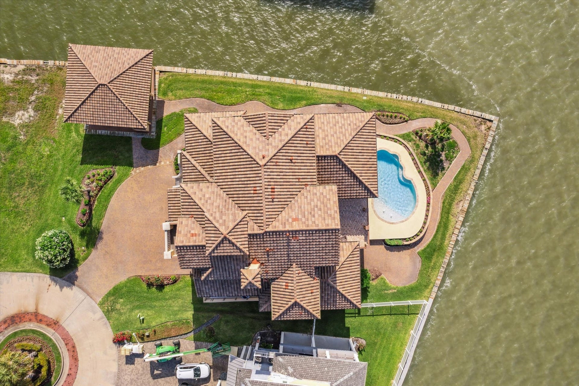 9 Happy Jack, Hitchcock, TX 77563 An aerial view showing the magnificent design and property size. Boral Tejas Espana (Tejas-Espana-Barcelona) high profile tile roof rated
to Class 3 (Tested to FM 4473) on main structure and boat house