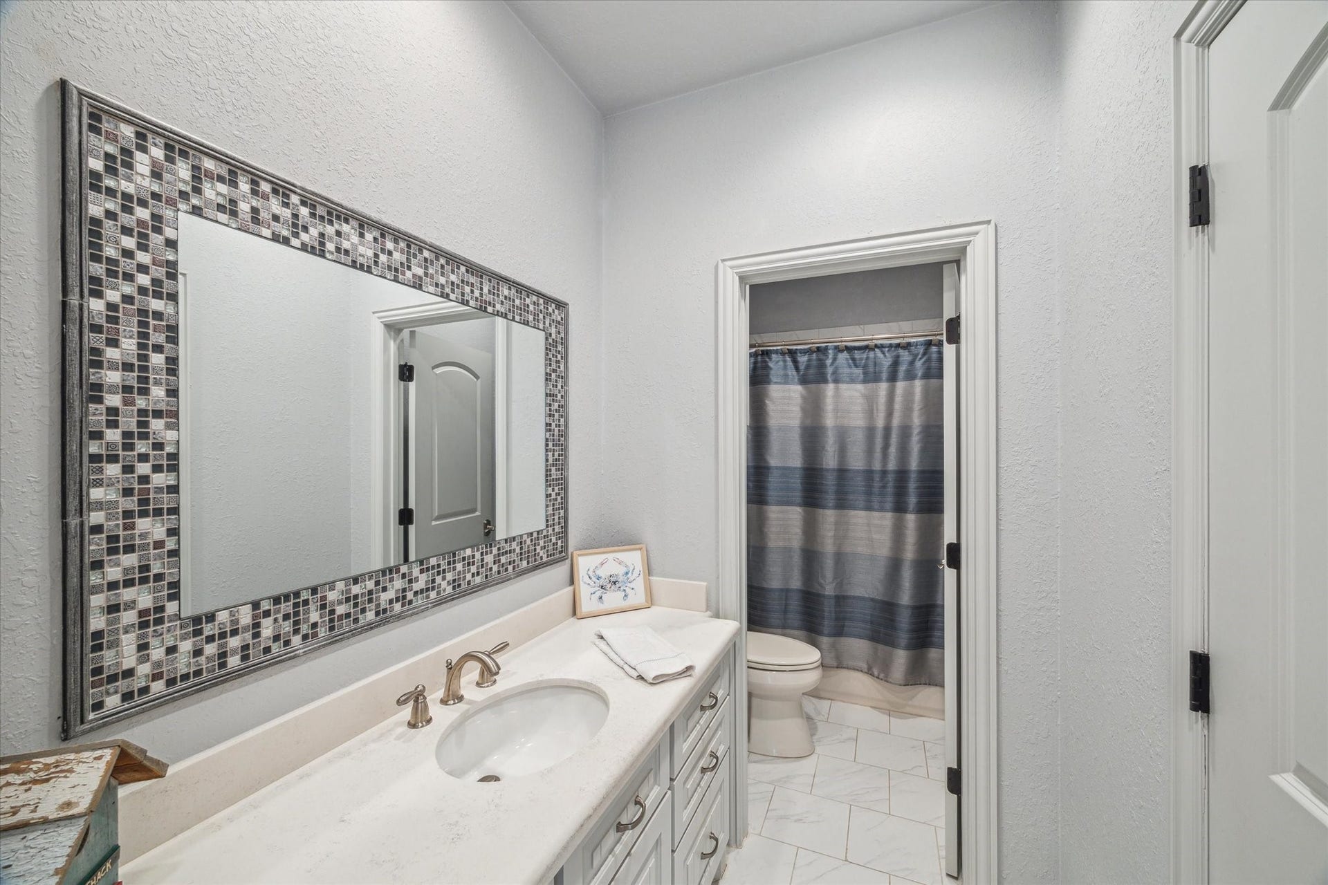 9 Happy Jack, Hitchcock, TX 77563 Third guest bathroom