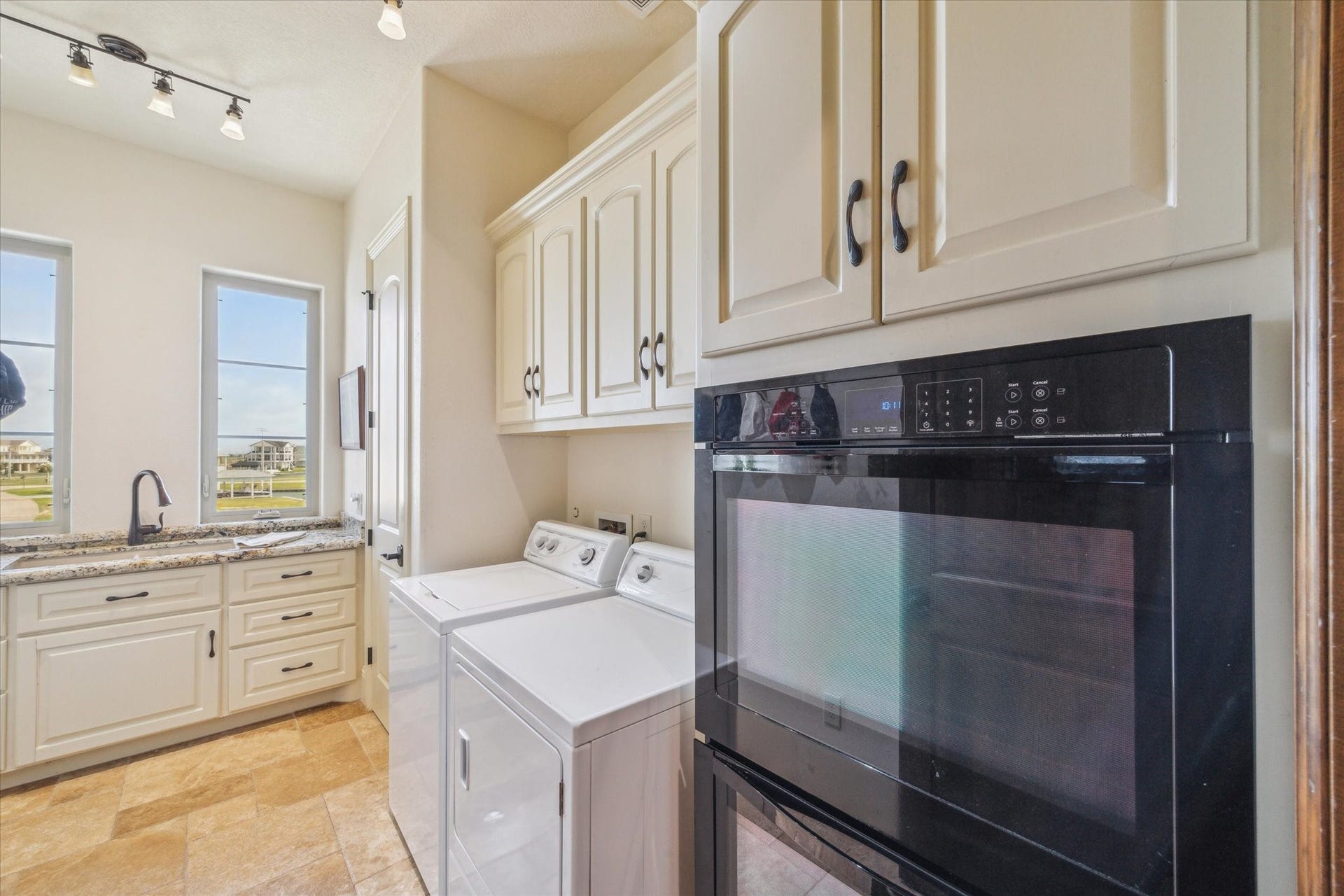 9 Happy Jack, Hitchcock, TX 77563 Utility room includes a double sink with garbage disposal and Whirlpool
electric 30-inch double oven; granite countertop