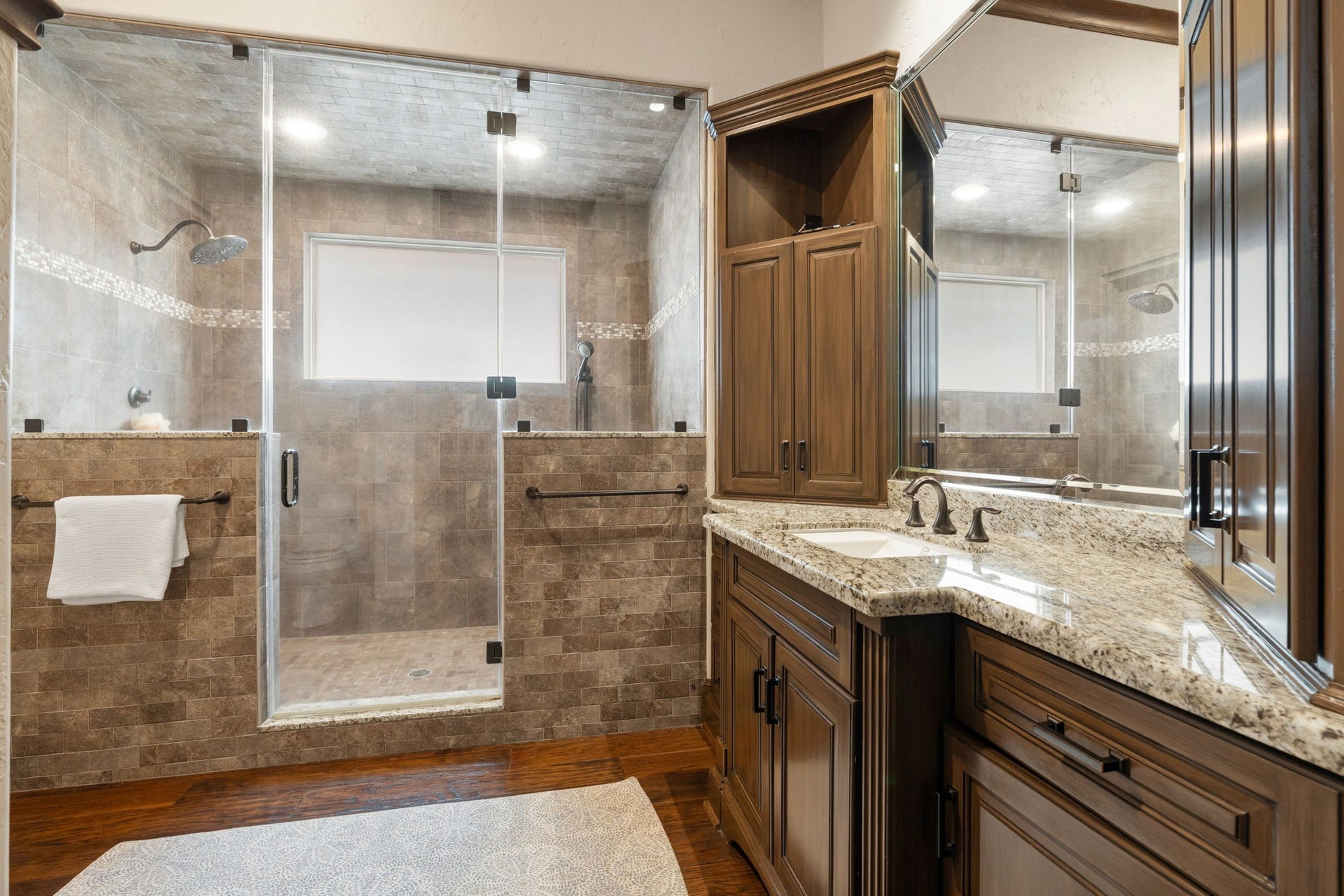 HIS ENSUITE BATH