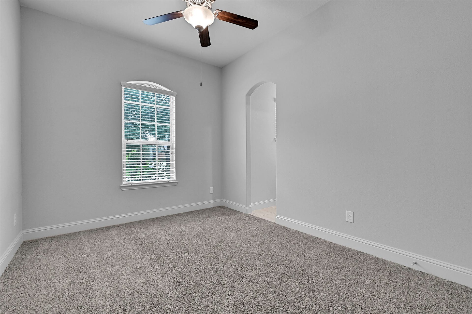 1321 Summer Field Lane, Friendswood, TX 77546 Located adjacent to the shared bath, this generously sized secondary bedroom offers plush carpeting, a ceiling fan, abundant natural light, and direct access to the Jack & Jill bathroom. The versatile space works equally well as a bedroom, nursery, or hobby room.