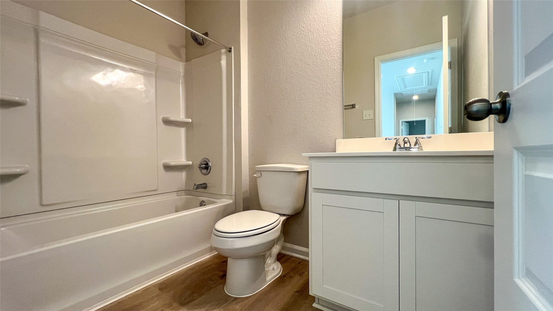 623 Woodhaven Lakes Drive, La Marque, TX 77568 The Sparrow II- Hall Bath 3. Sample floor plan image for illustration; upgrades, options, and colors may vary.